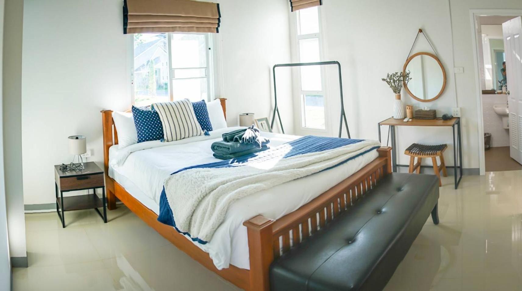 Double Room with Private Bathroom and Shared Living Room photo 1