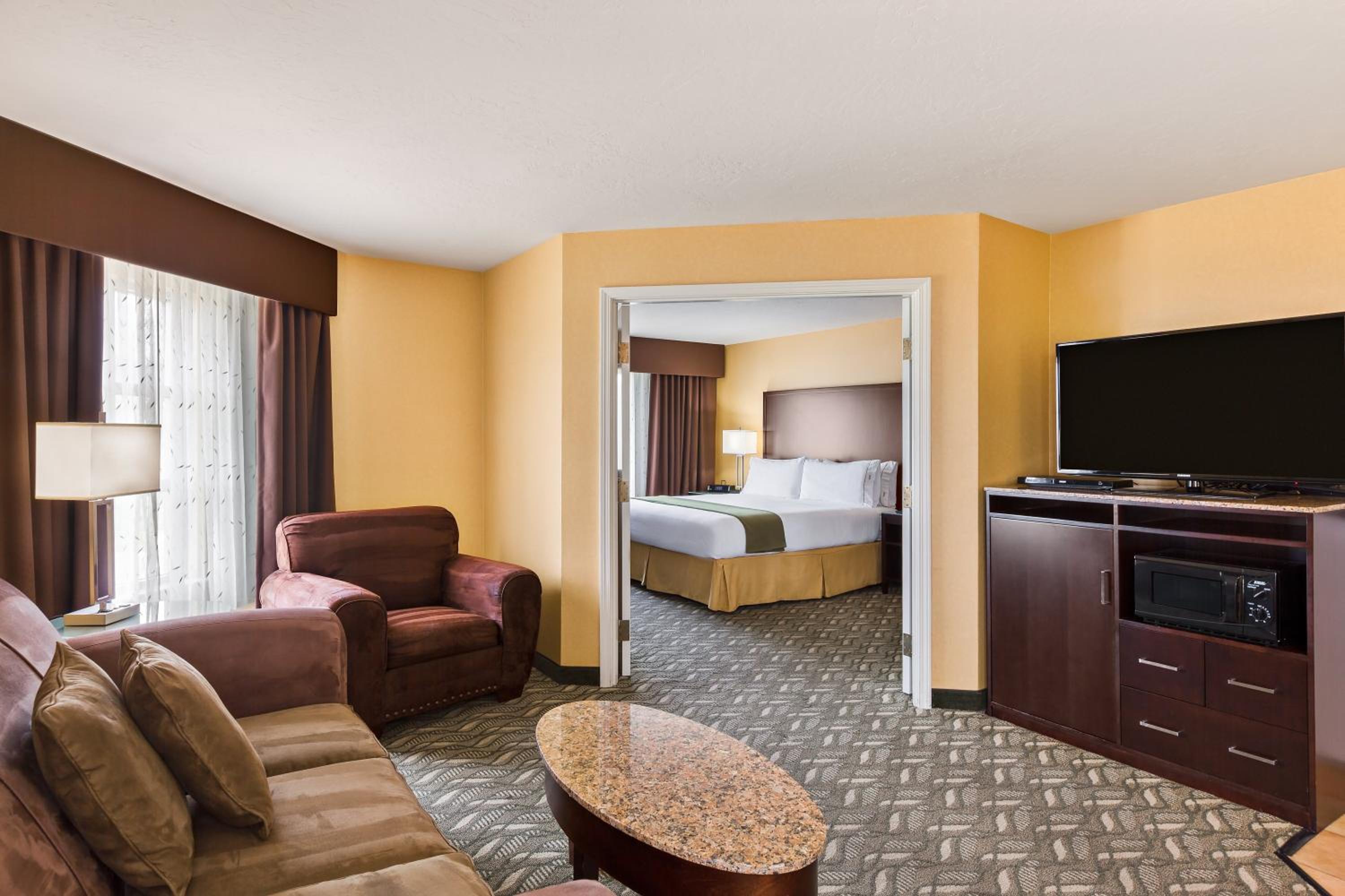 One-Bedroom King Suite - Photo 2