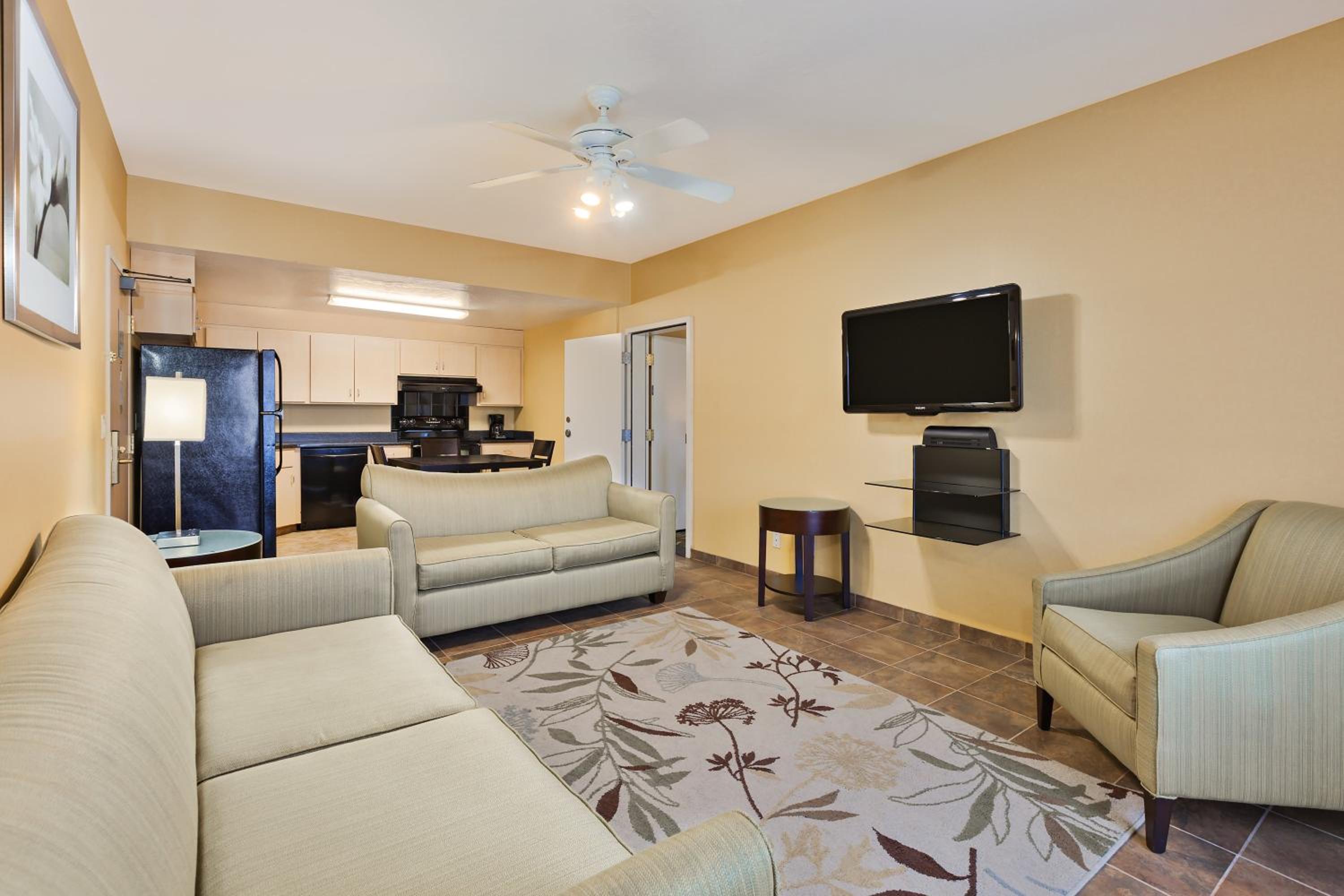 Suite - Non-Smoking - Photo 2