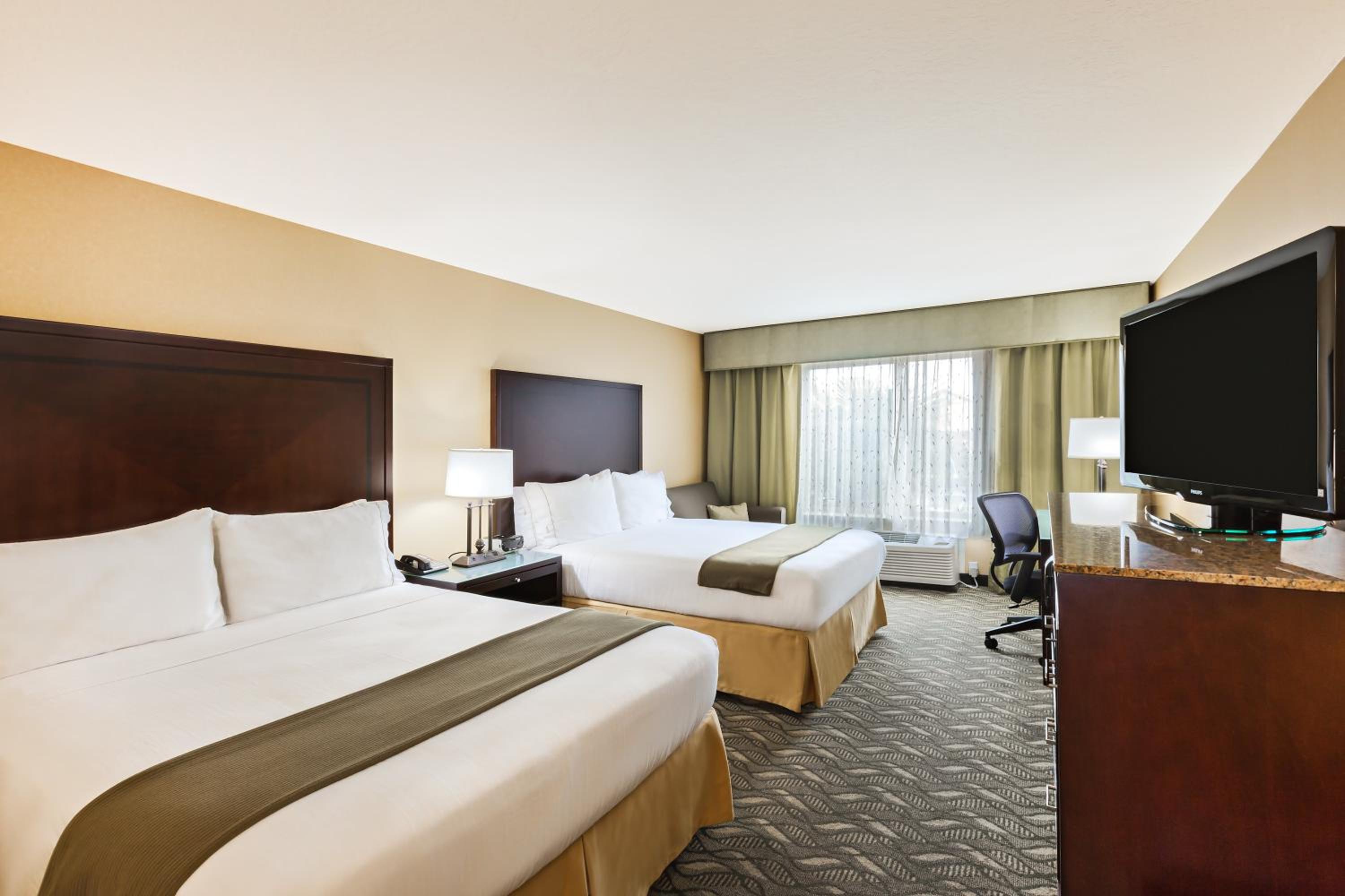 Standard Room with Two Queen Beds - Photo 3