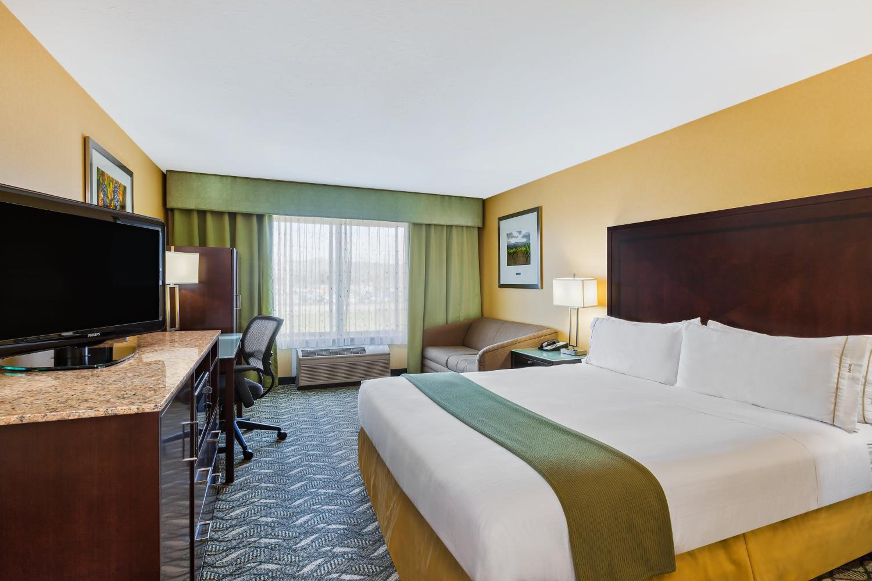 Standard King Room - Photo 3