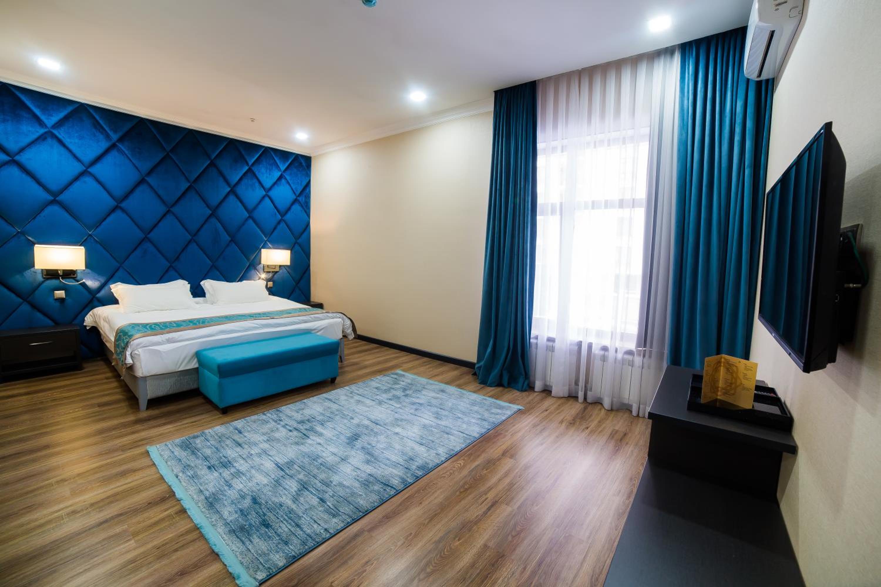 Suite - Photo 1