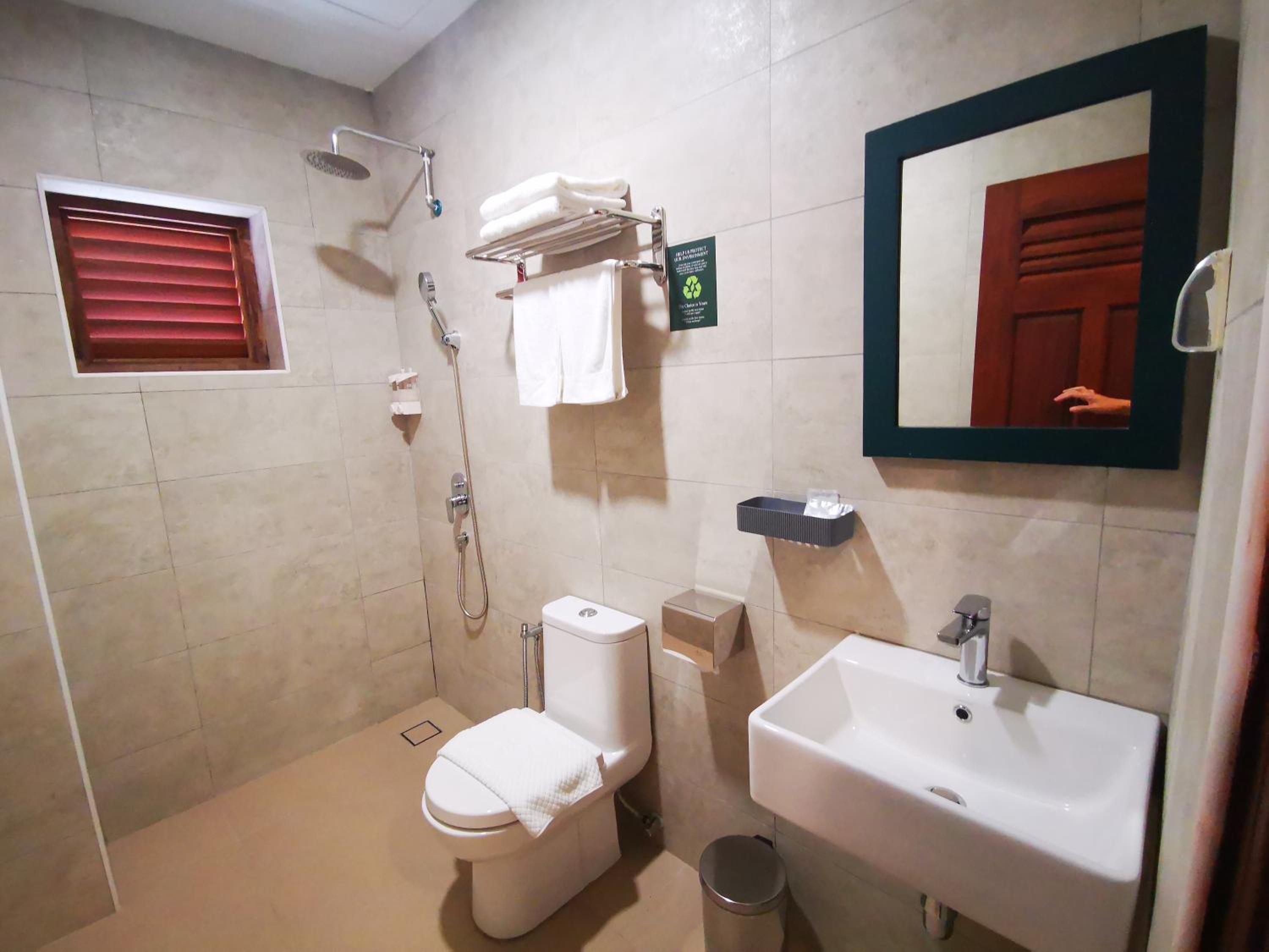 Deluxe King Room - Photo 10