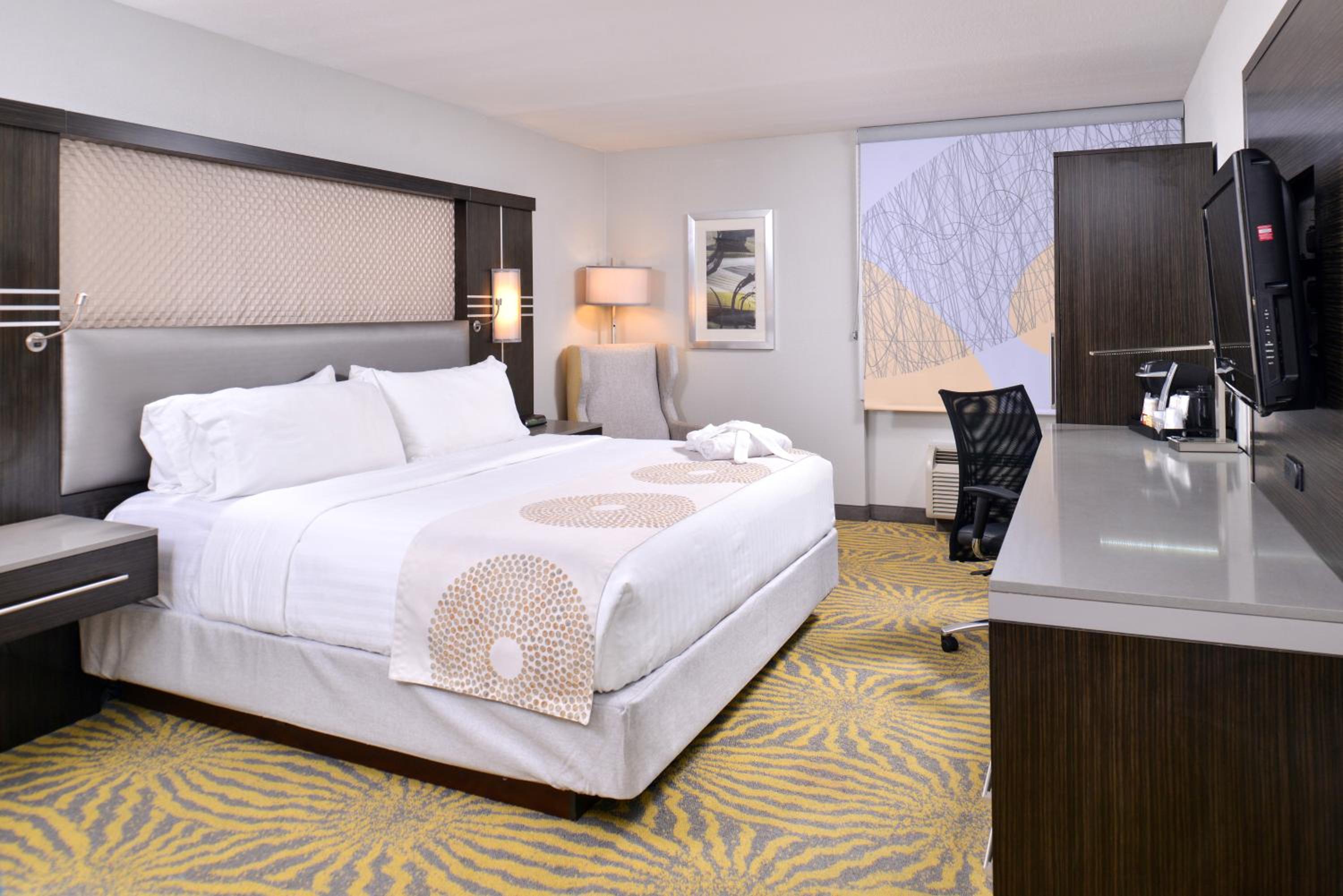 Standard King Room photo 3