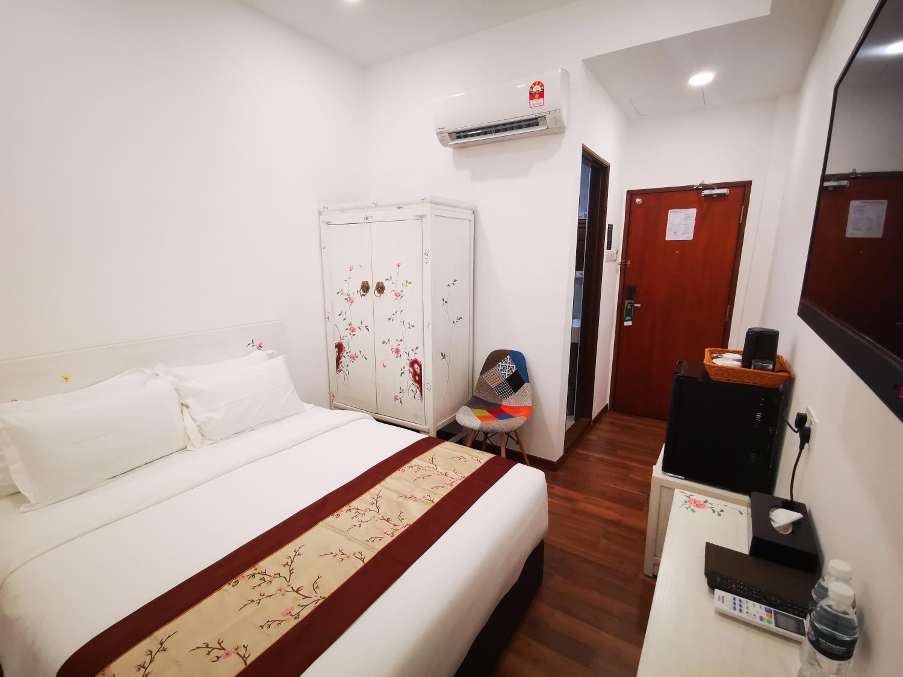 Standard Double Room Windowless - Photo 10