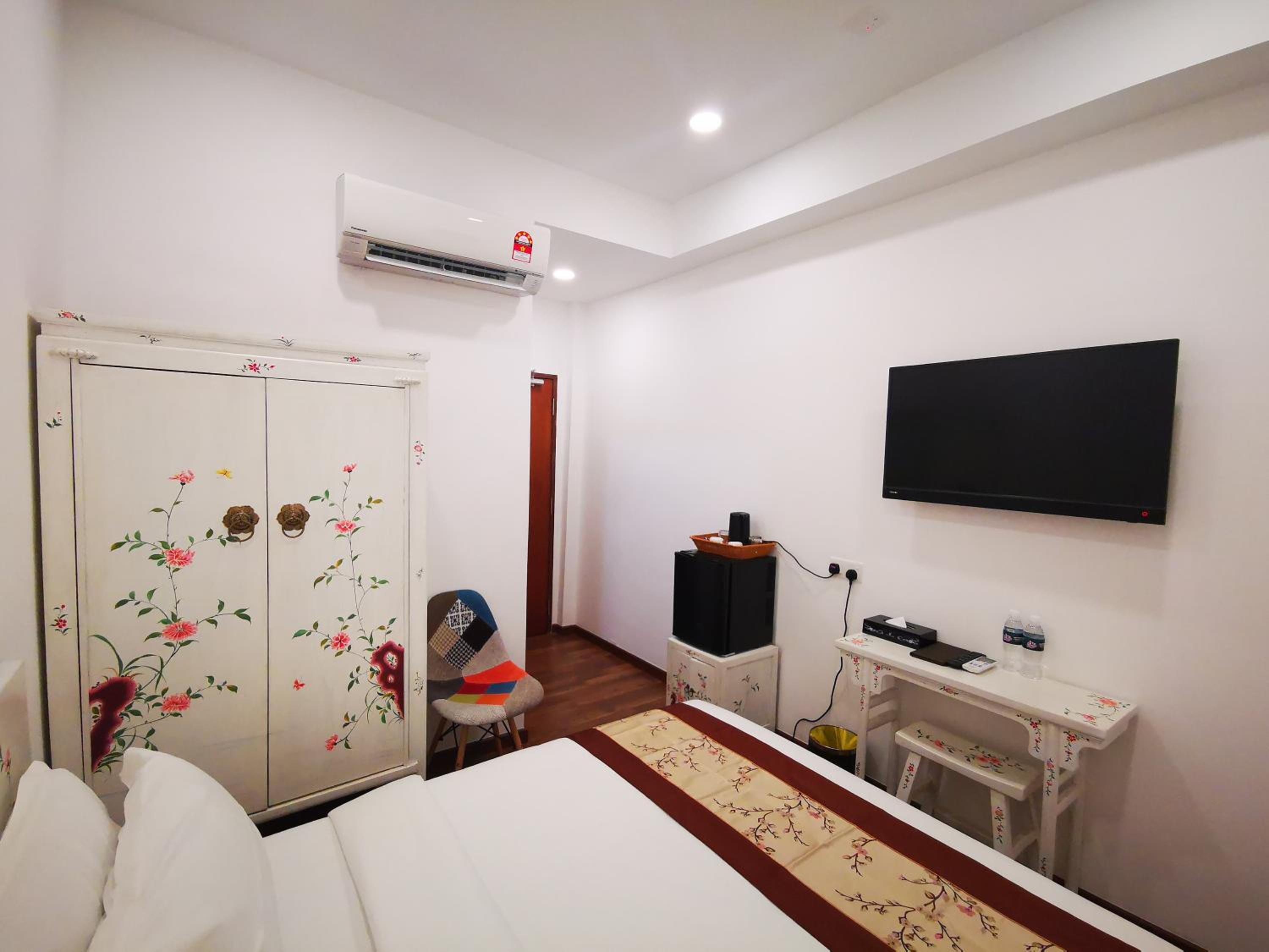 Standard Double Room Windowless - Photo 9