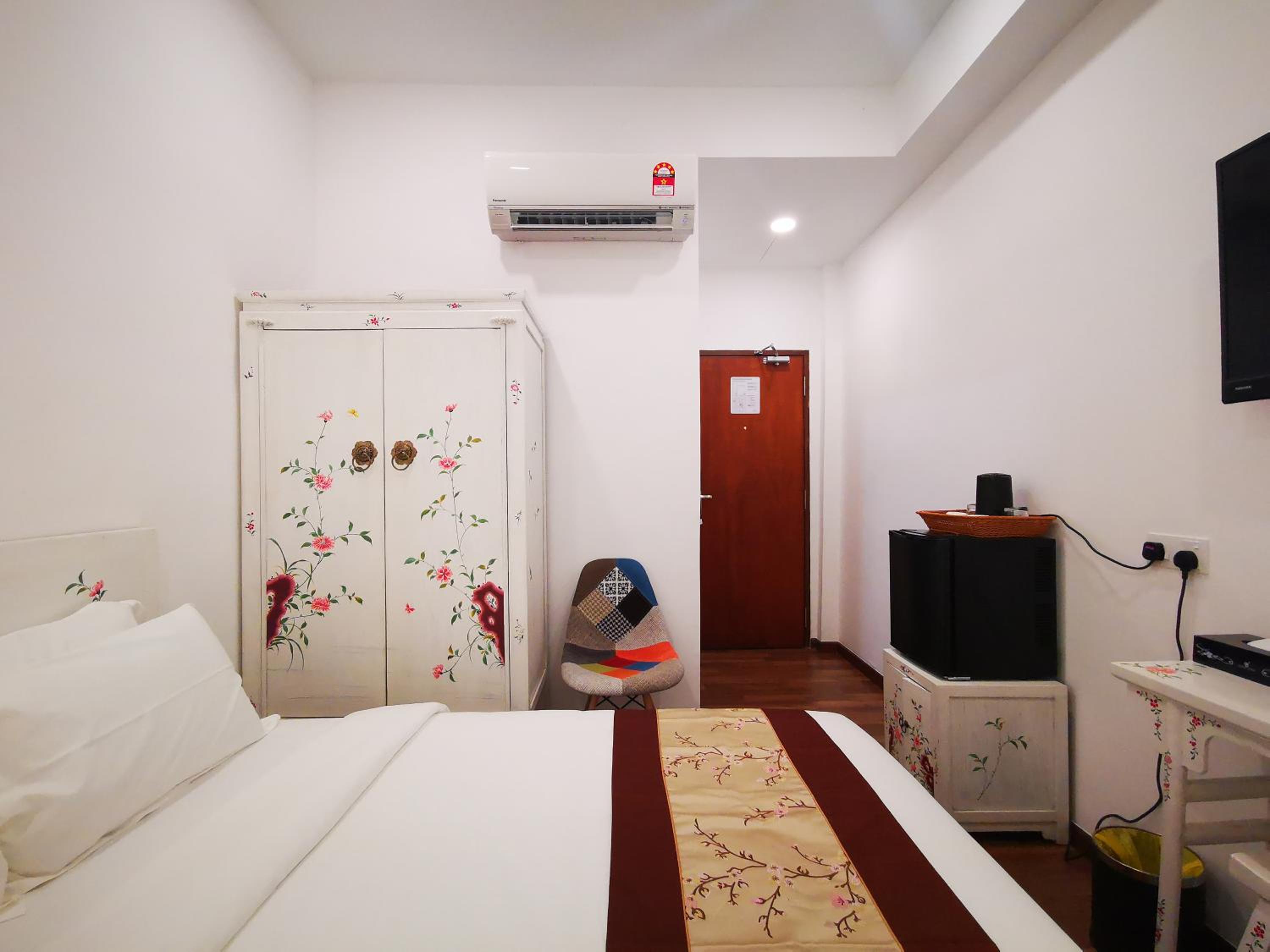 Standard Double Room Windowless - Photo 4