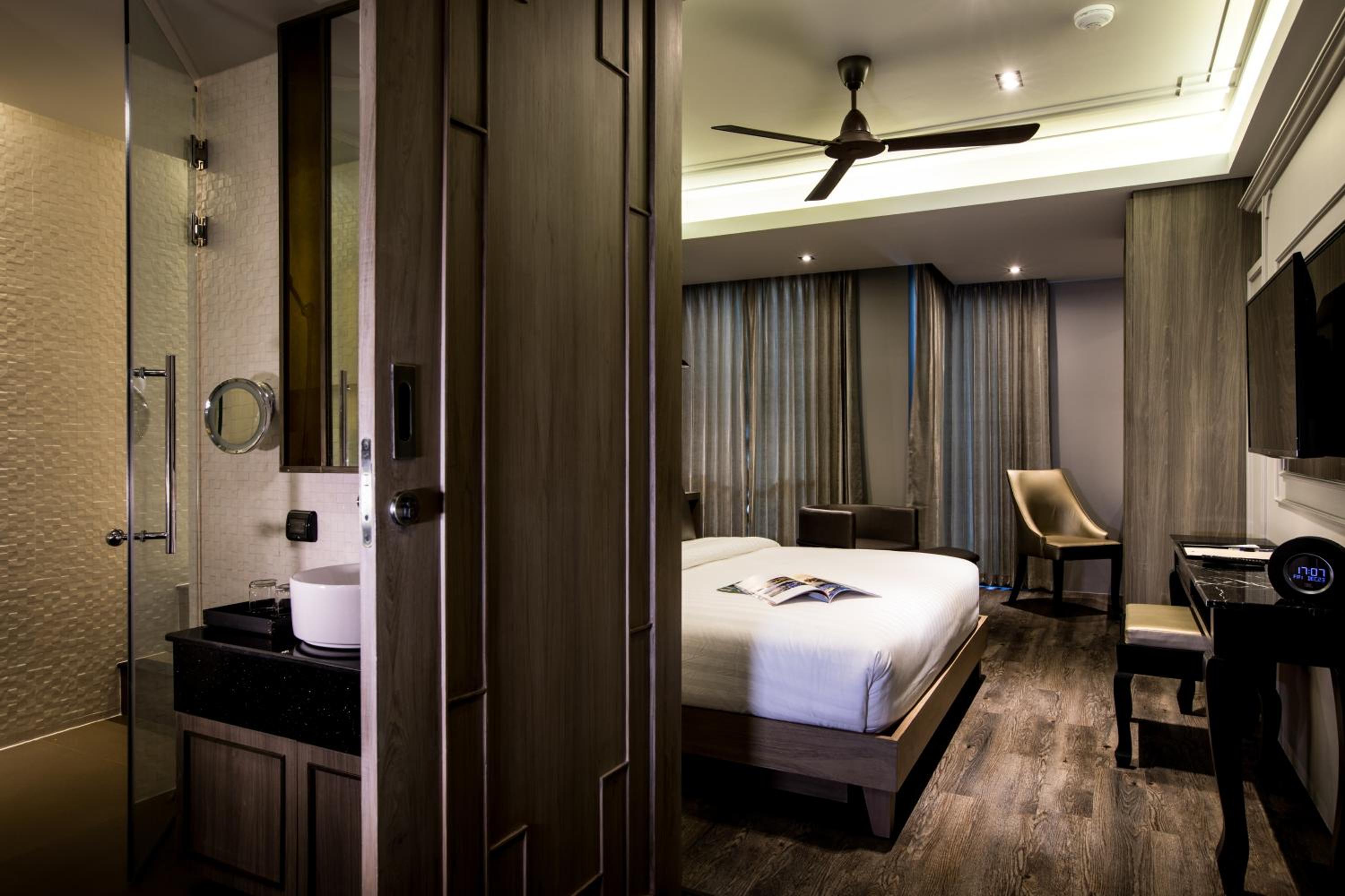 Deluxe Room - Photo 13