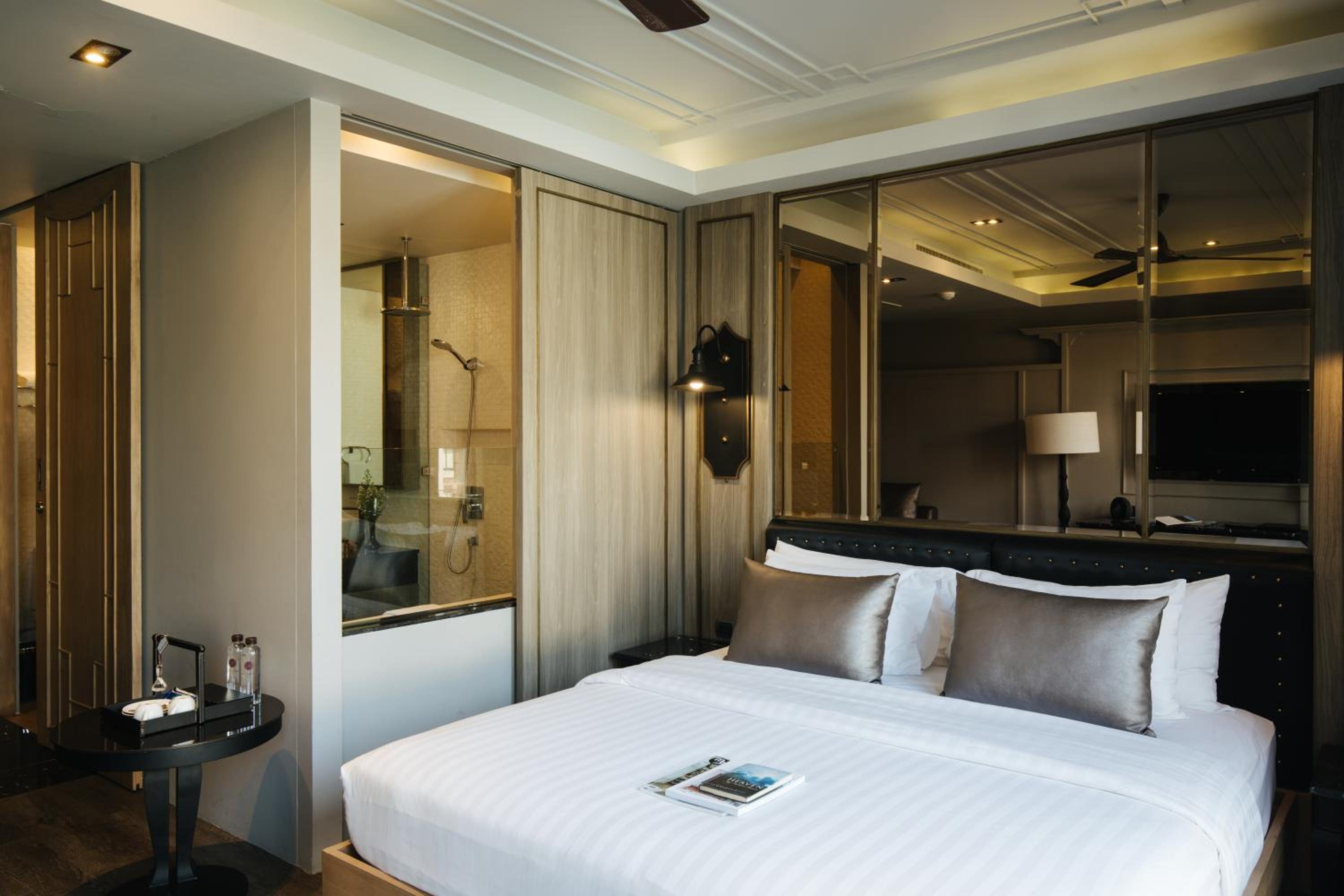 Deluxe Room - Photo 16