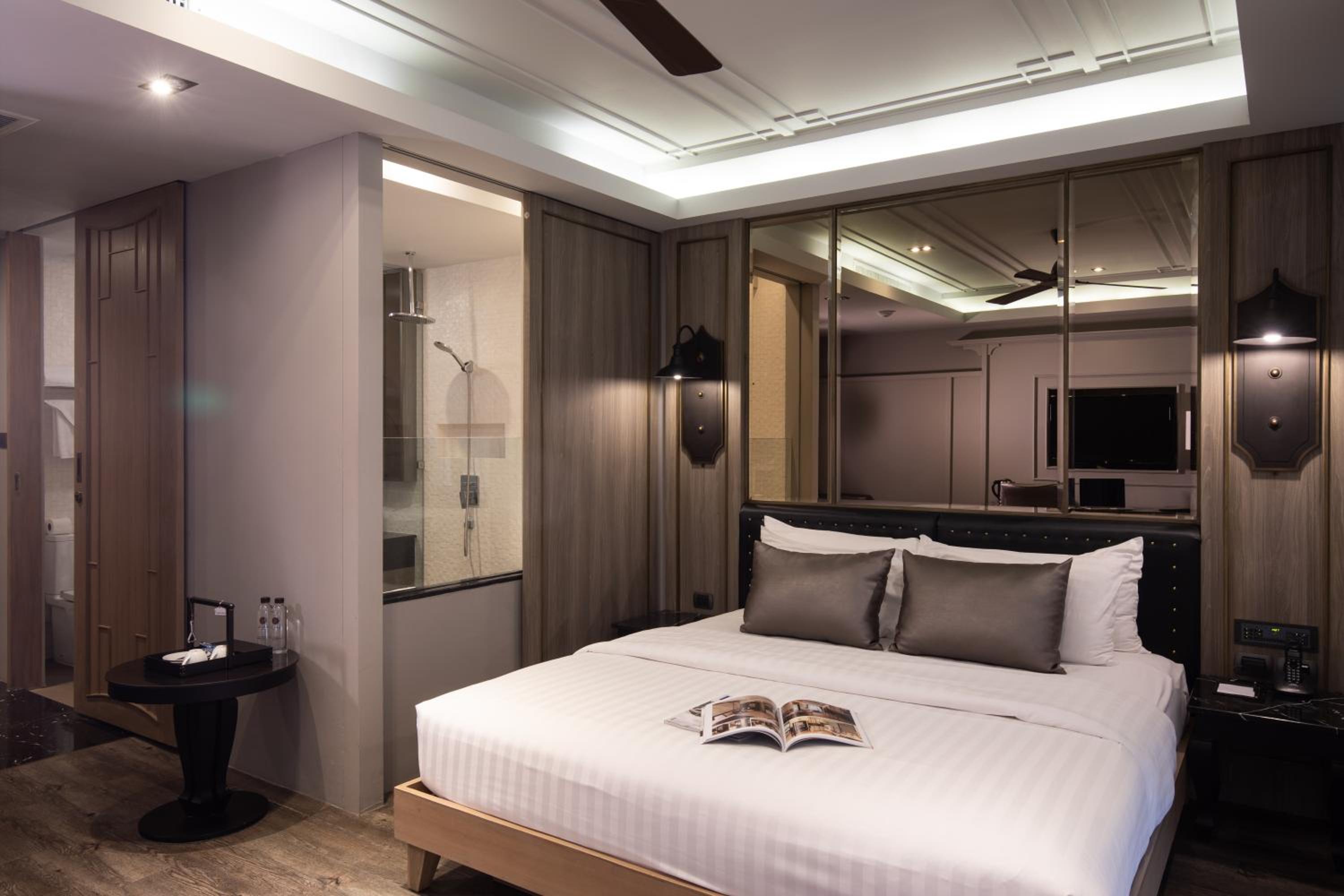 Deluxe Room - Photo 17