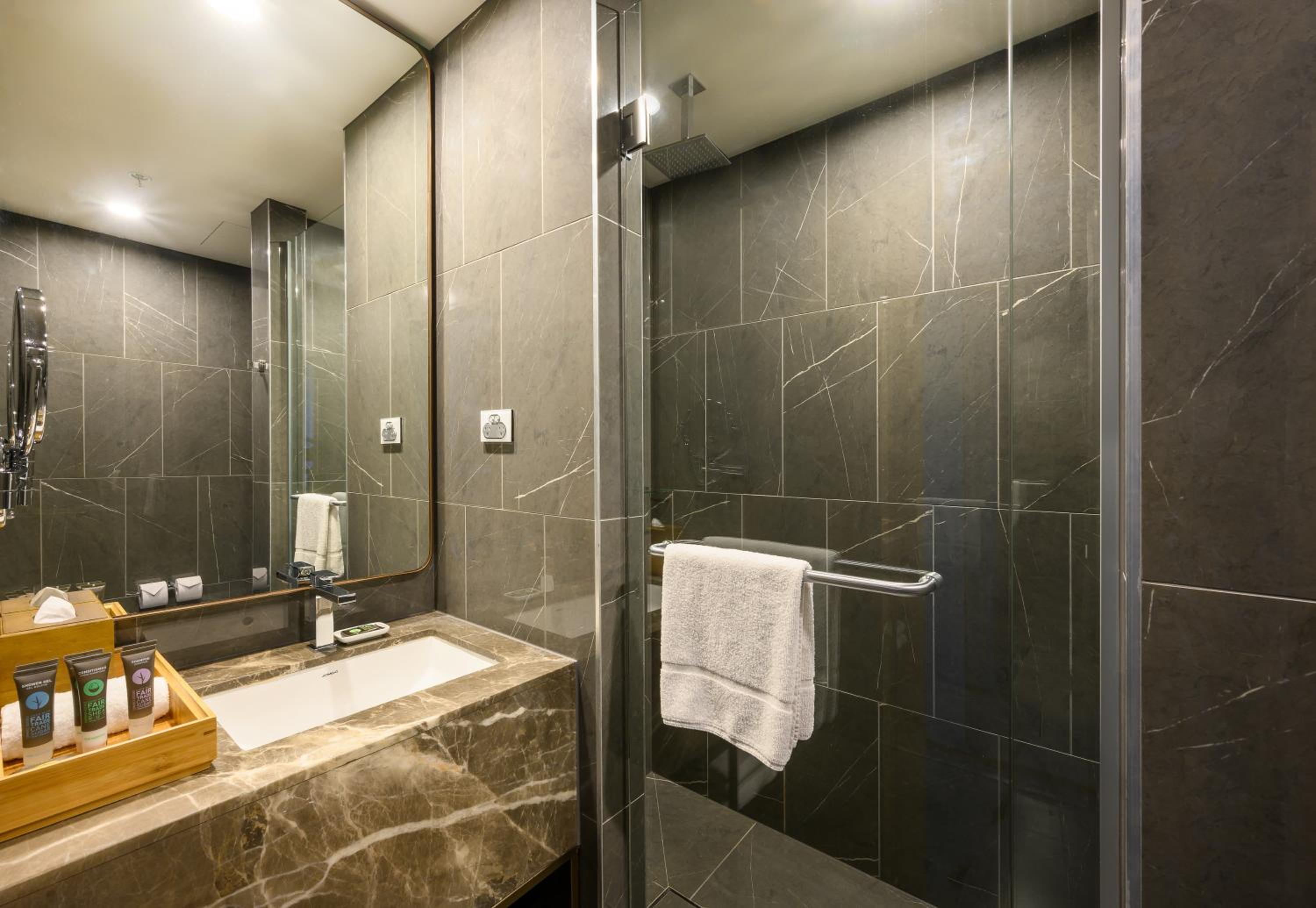 Deluxe Double Room with Two Double Beds thumbnail 6