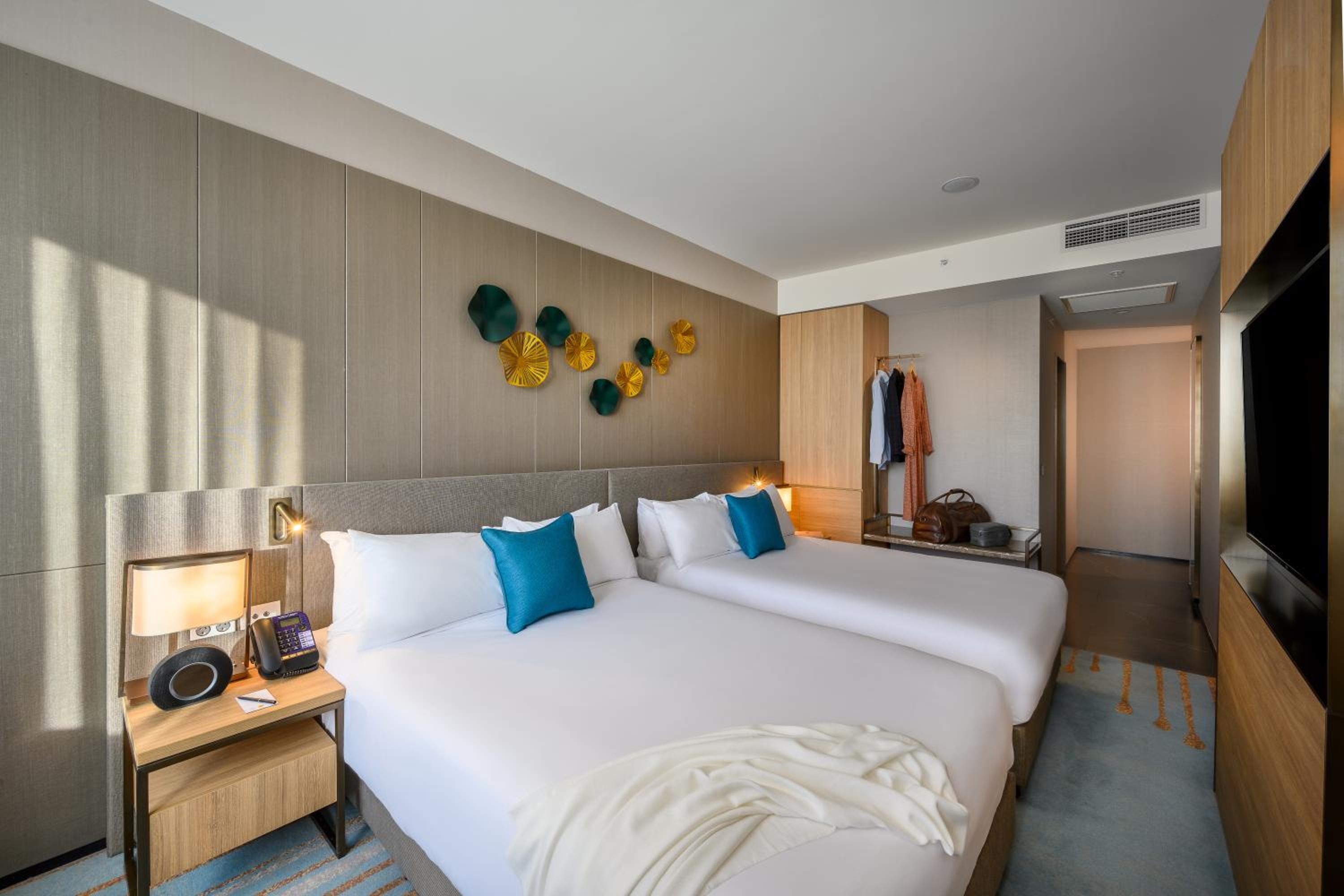 Deluxe Double Room with Two Double Beds thumbnail 6
