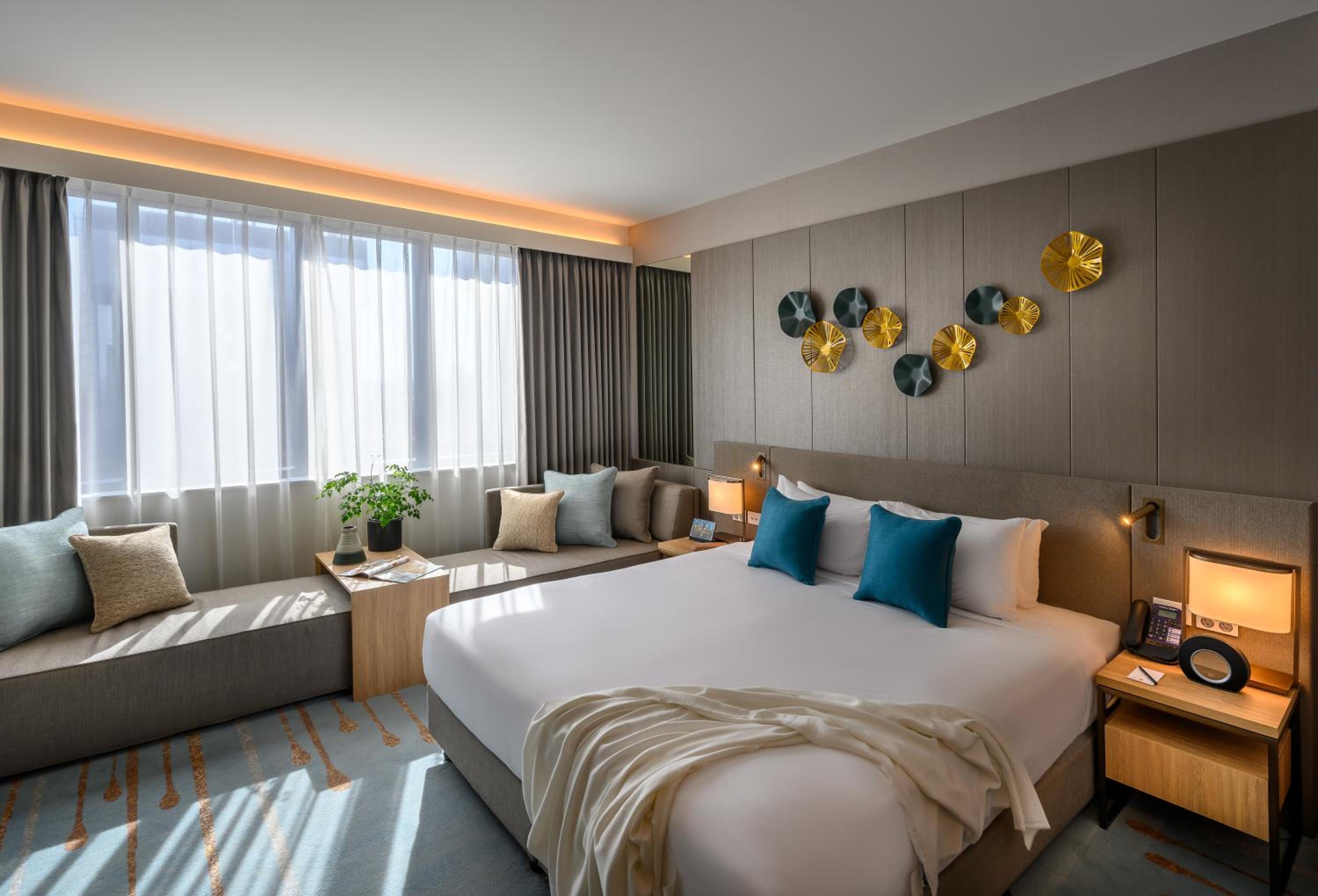 Deluxe King Room thumbnail 6