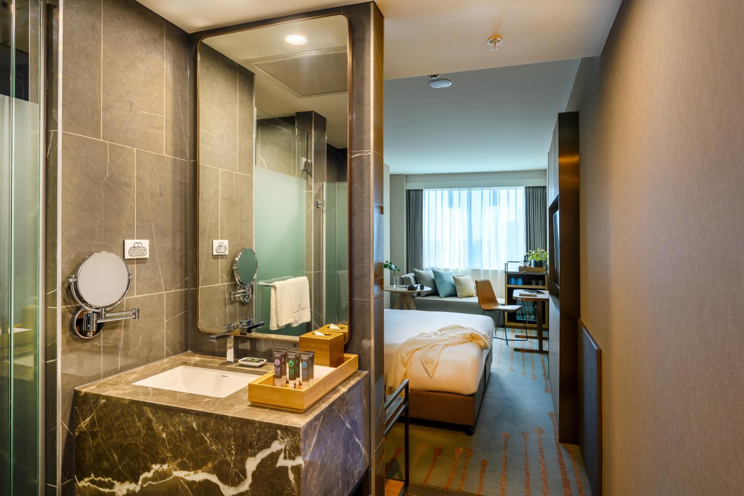 Superior King Room thumbnail 5