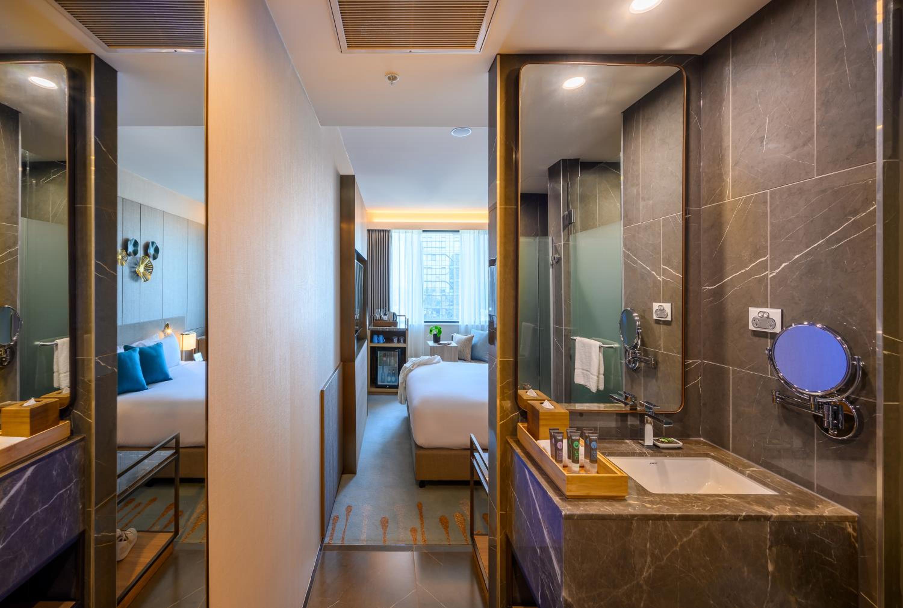 Standard King Room thumbnail 5