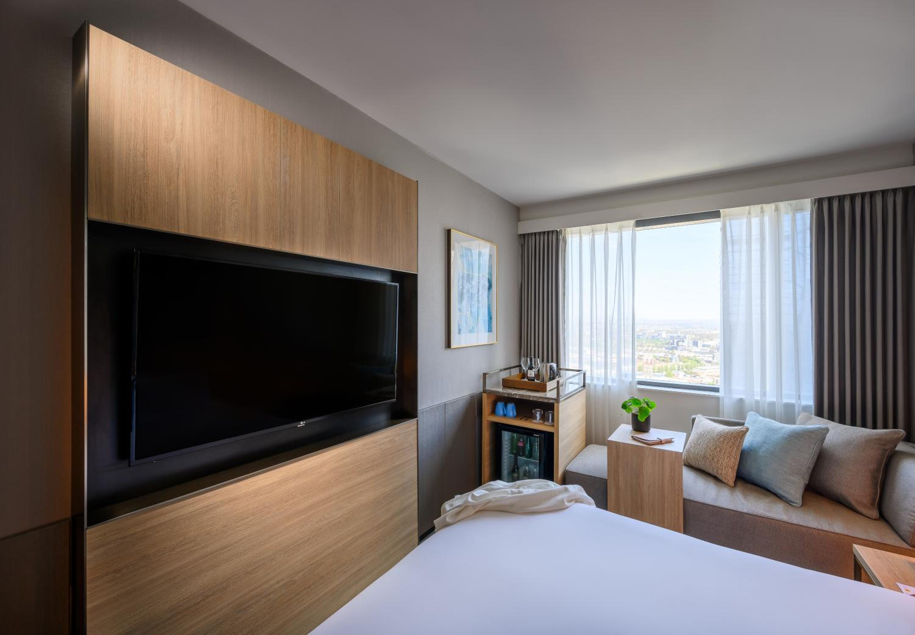 Standard King Room thumbnail 6