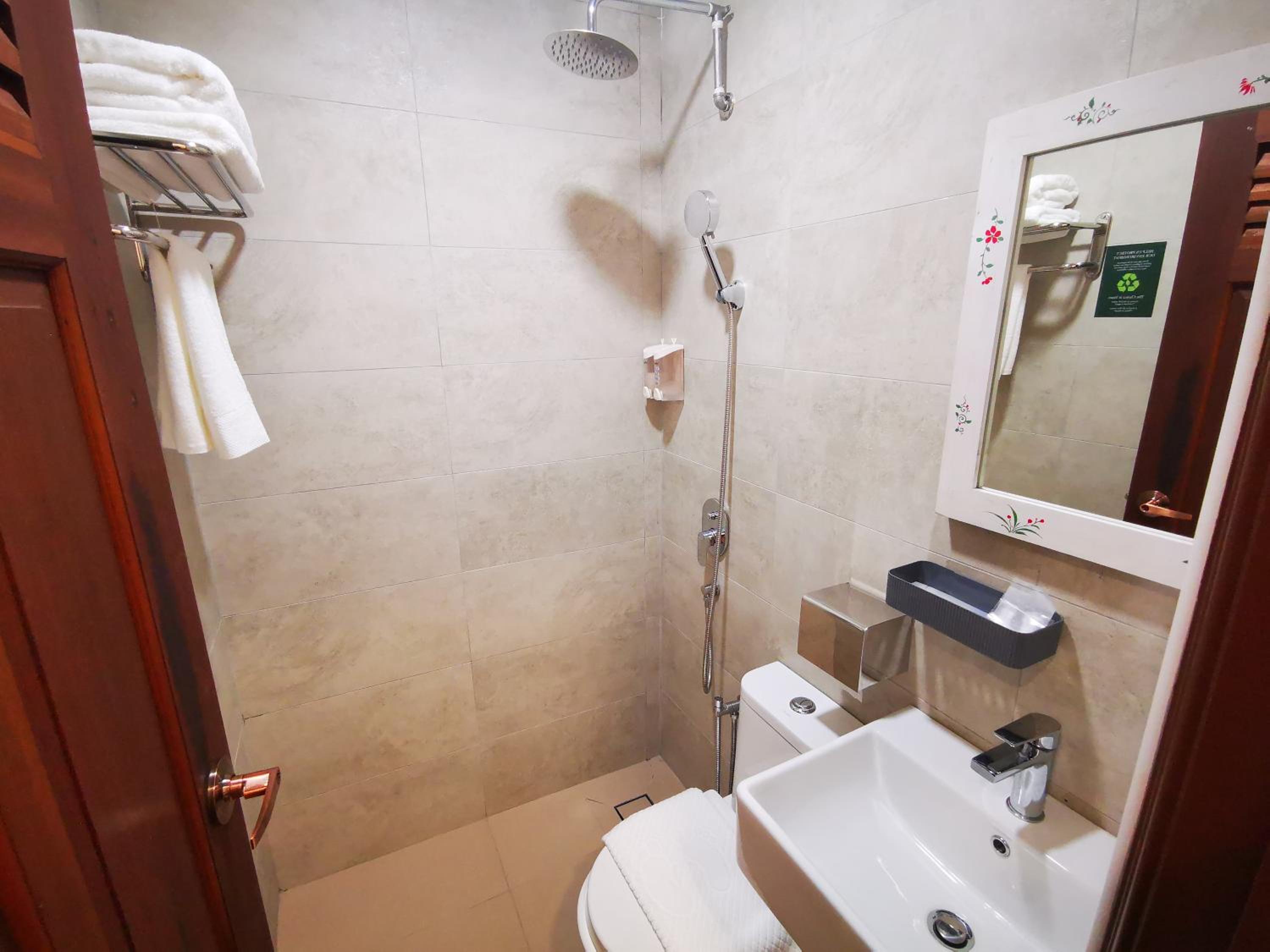 Standard Double Room Windowless - Photo 8