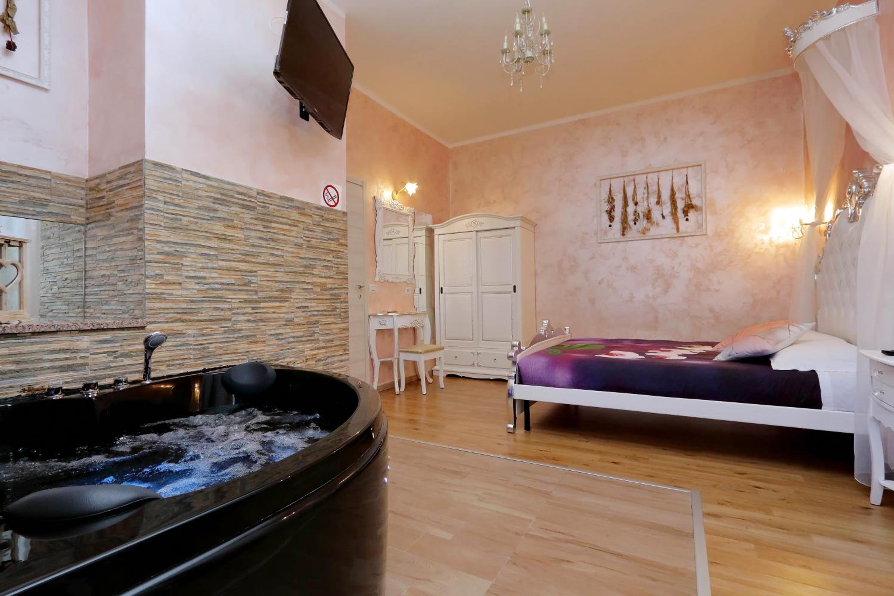 Double Room with Spa Bath photo 3
