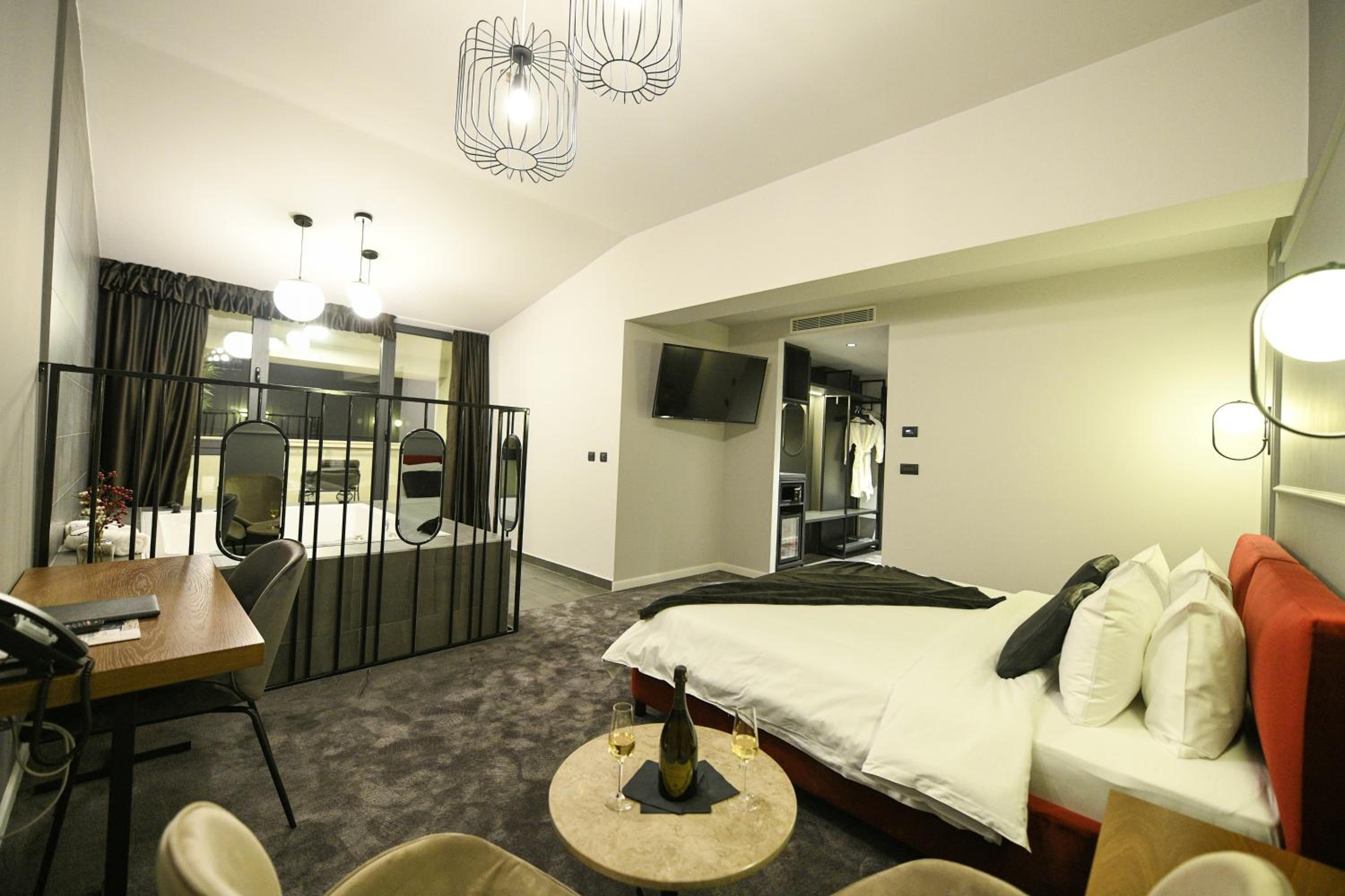 Deluxe Suite - Photo 5