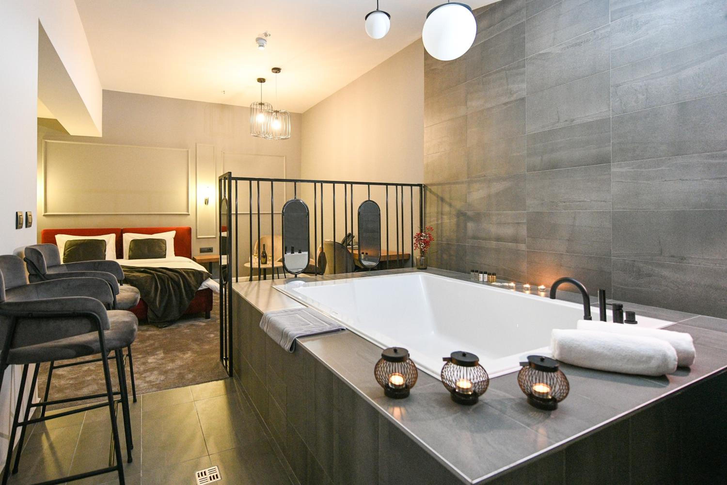 Deluxe Suite - Photo 8