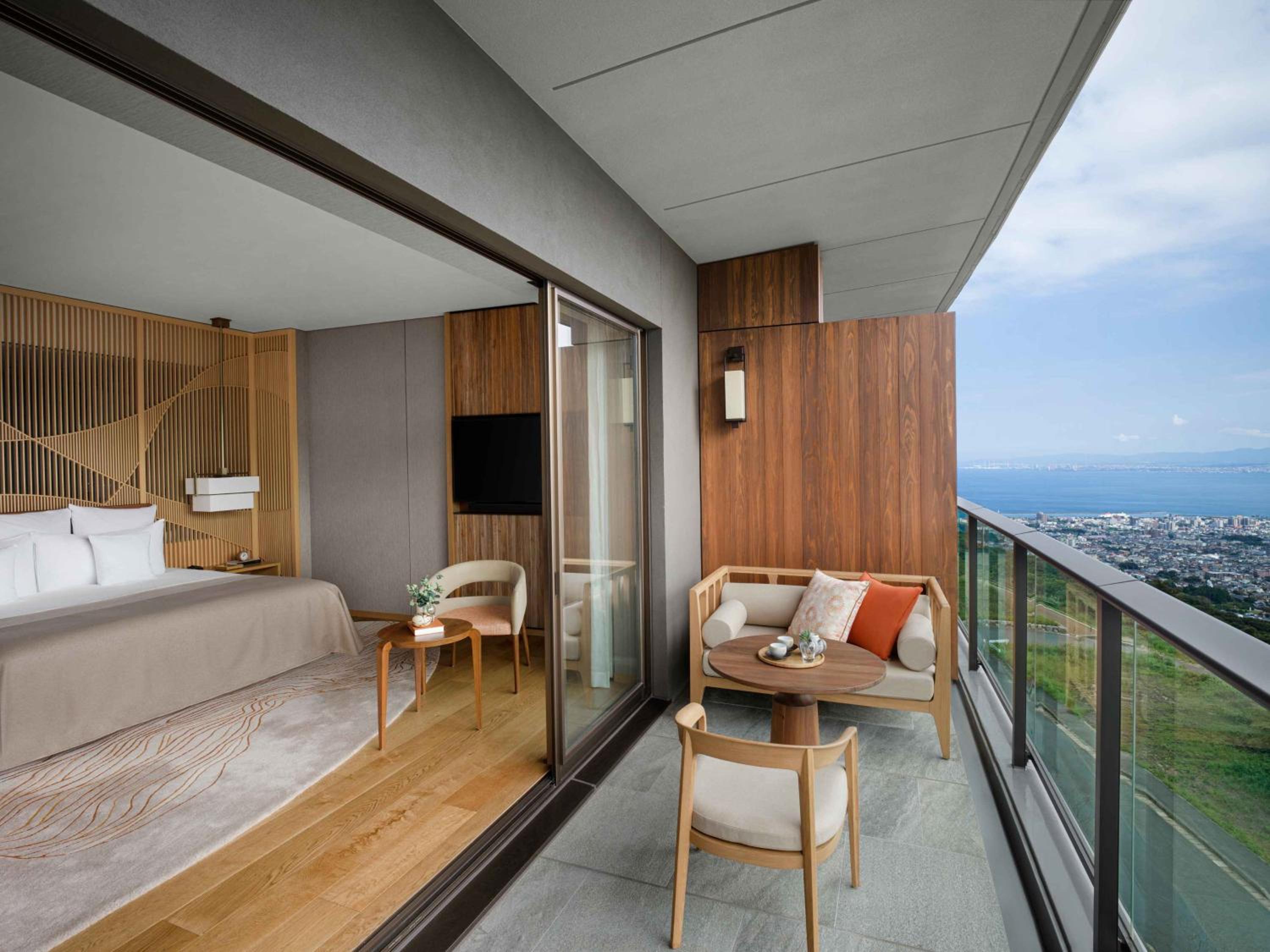 Classic King Room with City View - Photo 5