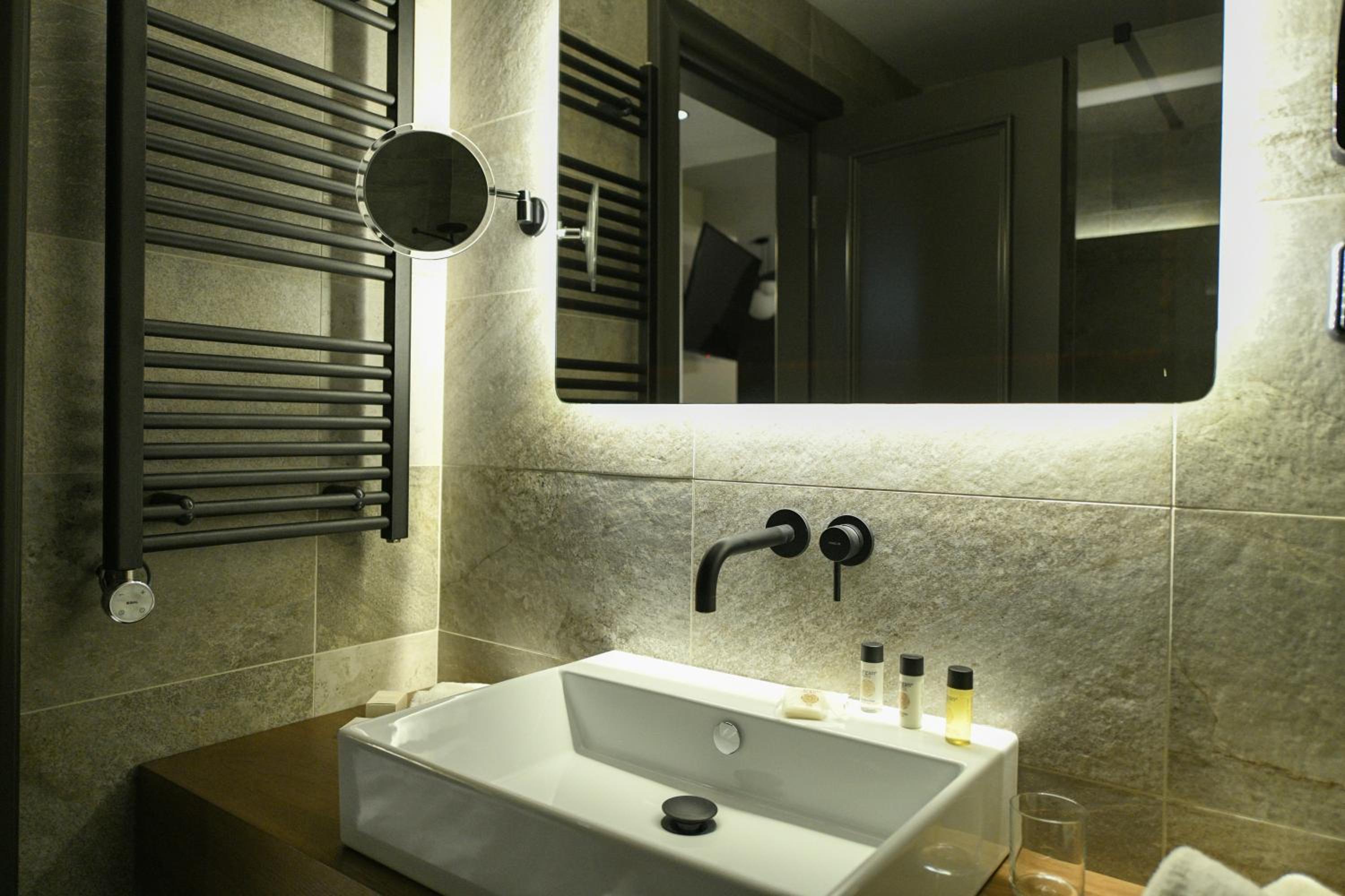 Deluxe Suite - Photo 3