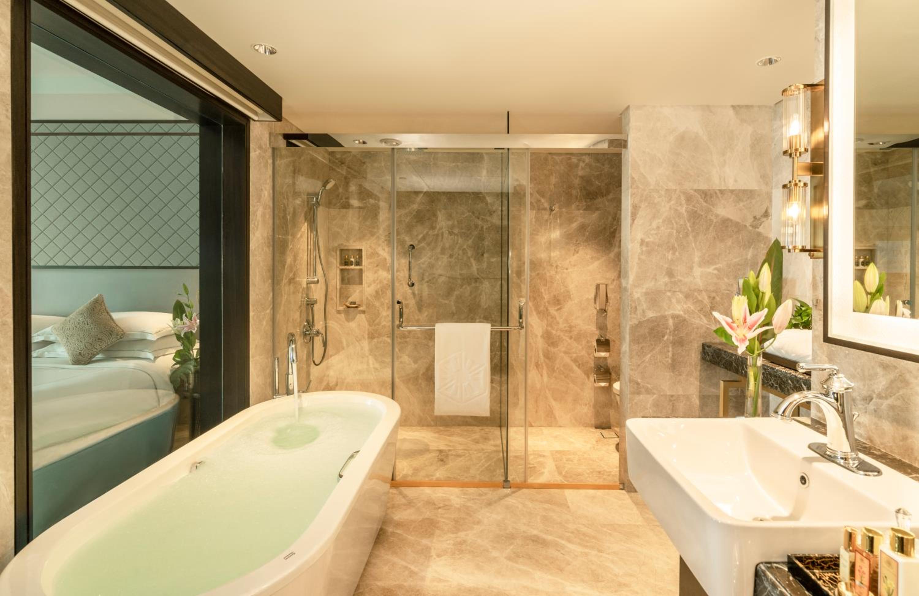 Luxury Suite With Lounge Access & Two-Way Airport Transfers photo 3