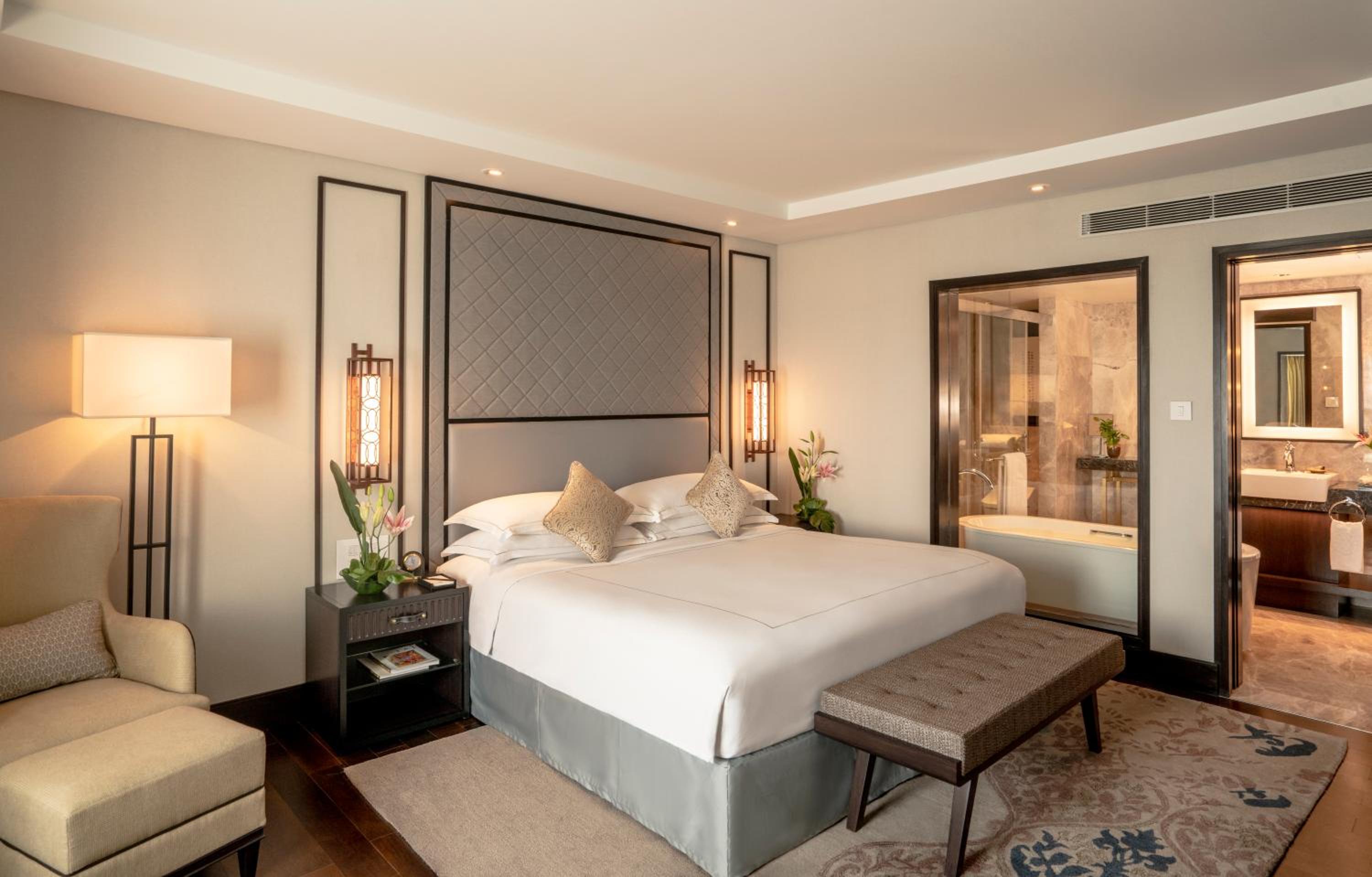 Luxury Suite With Lounge Access & Two-Way Airport Transfers photo 2