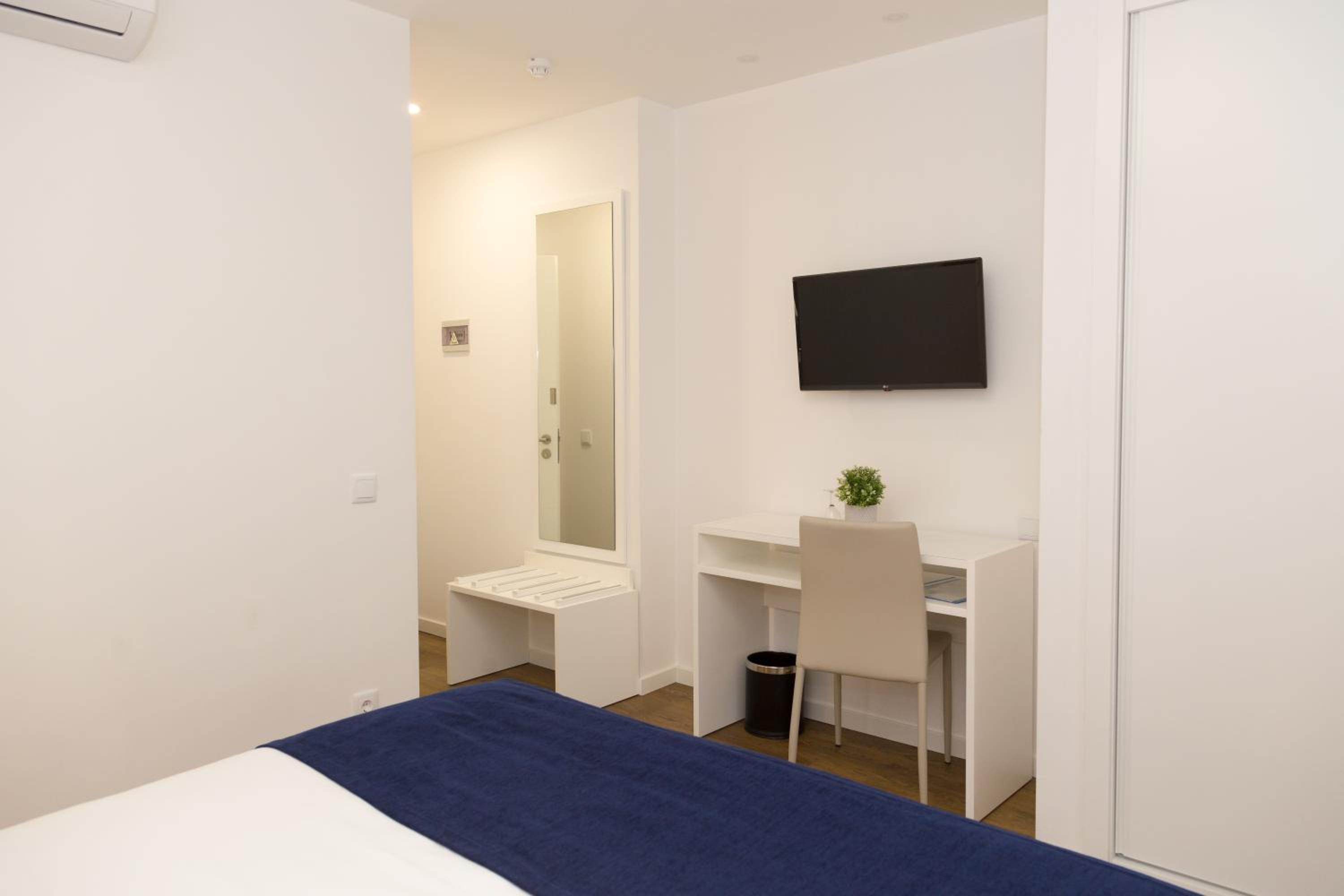 Double Room with Balcony and Sea View - Photo 4