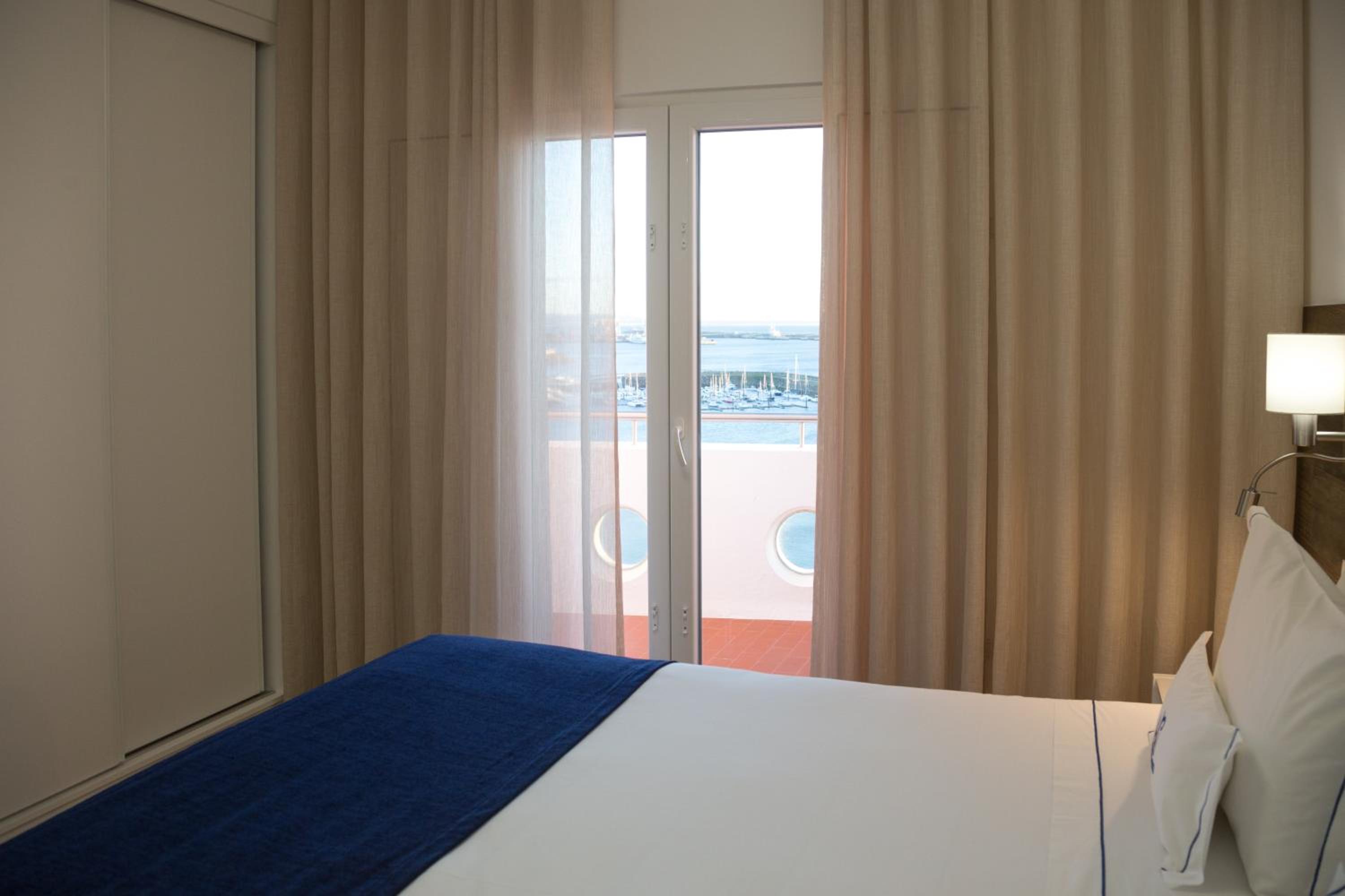 Double Room with Balcony and Sea View - Photo 9