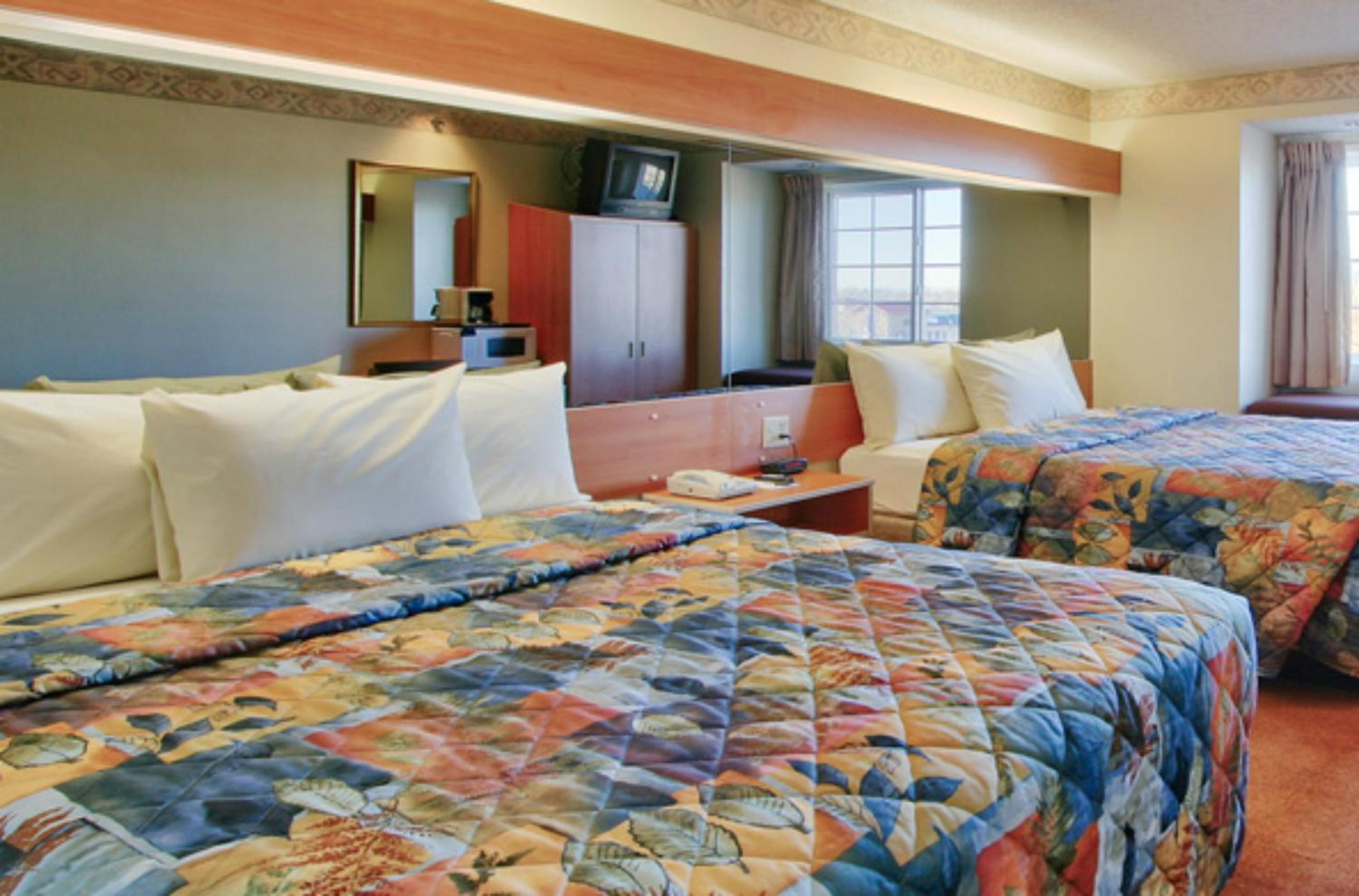 Queen Room with Two Queen Beds photo 3