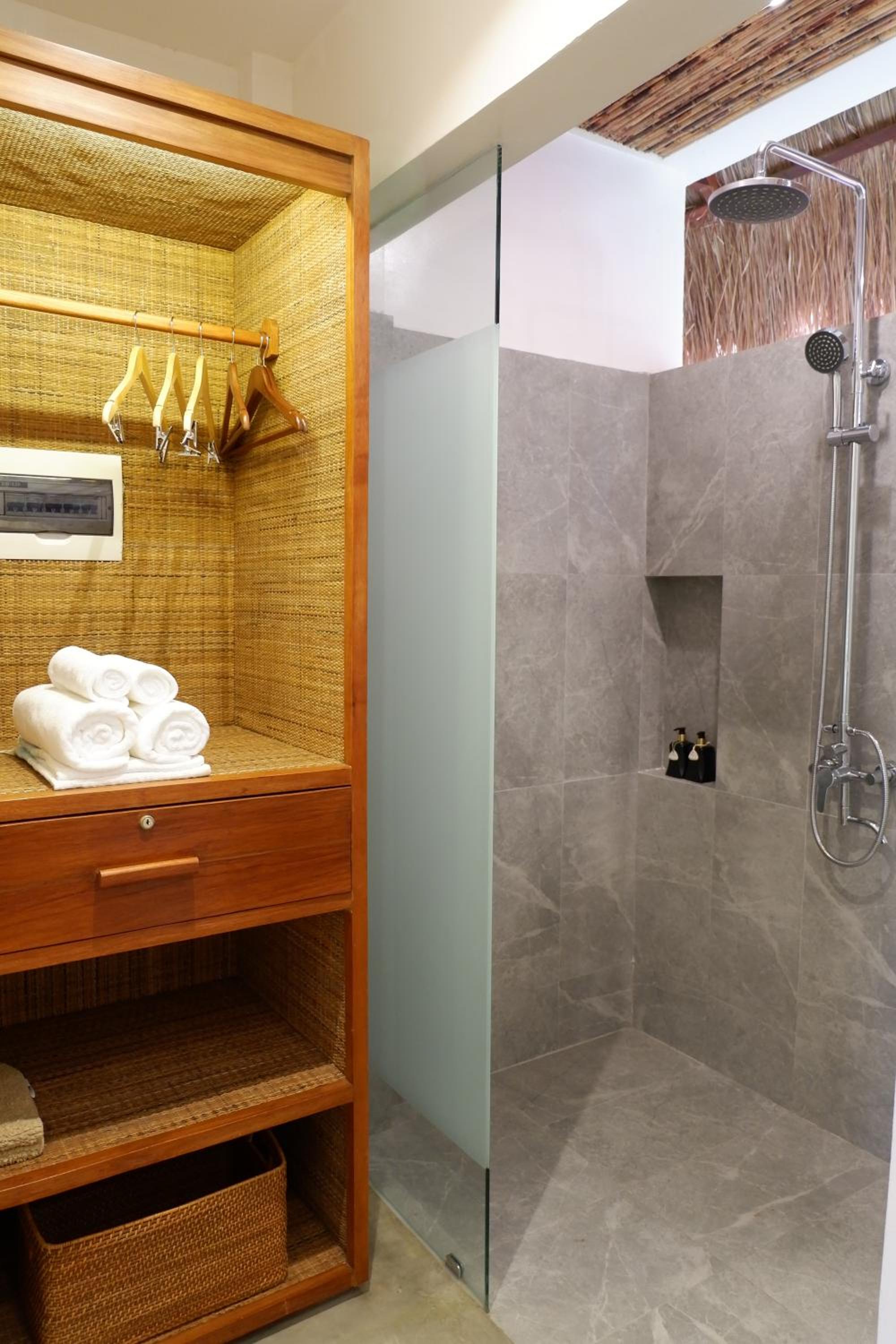 Deluxe Double Room with Balcony - Photo 7