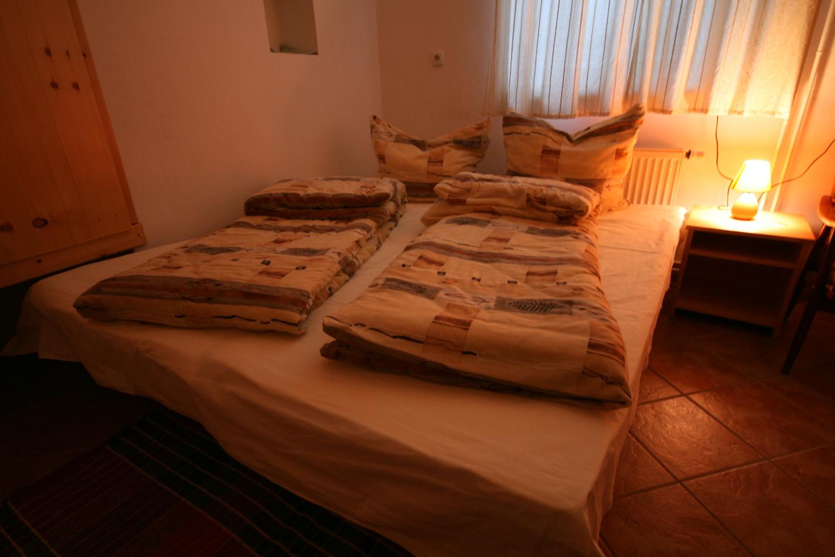 Double or Twin Room with Private Bathroom - Photo 4