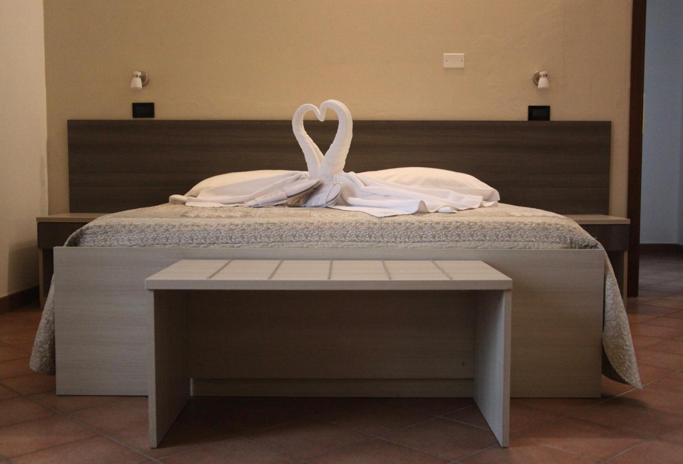 Deluxe Double or Twin Room with Lake View photo 3