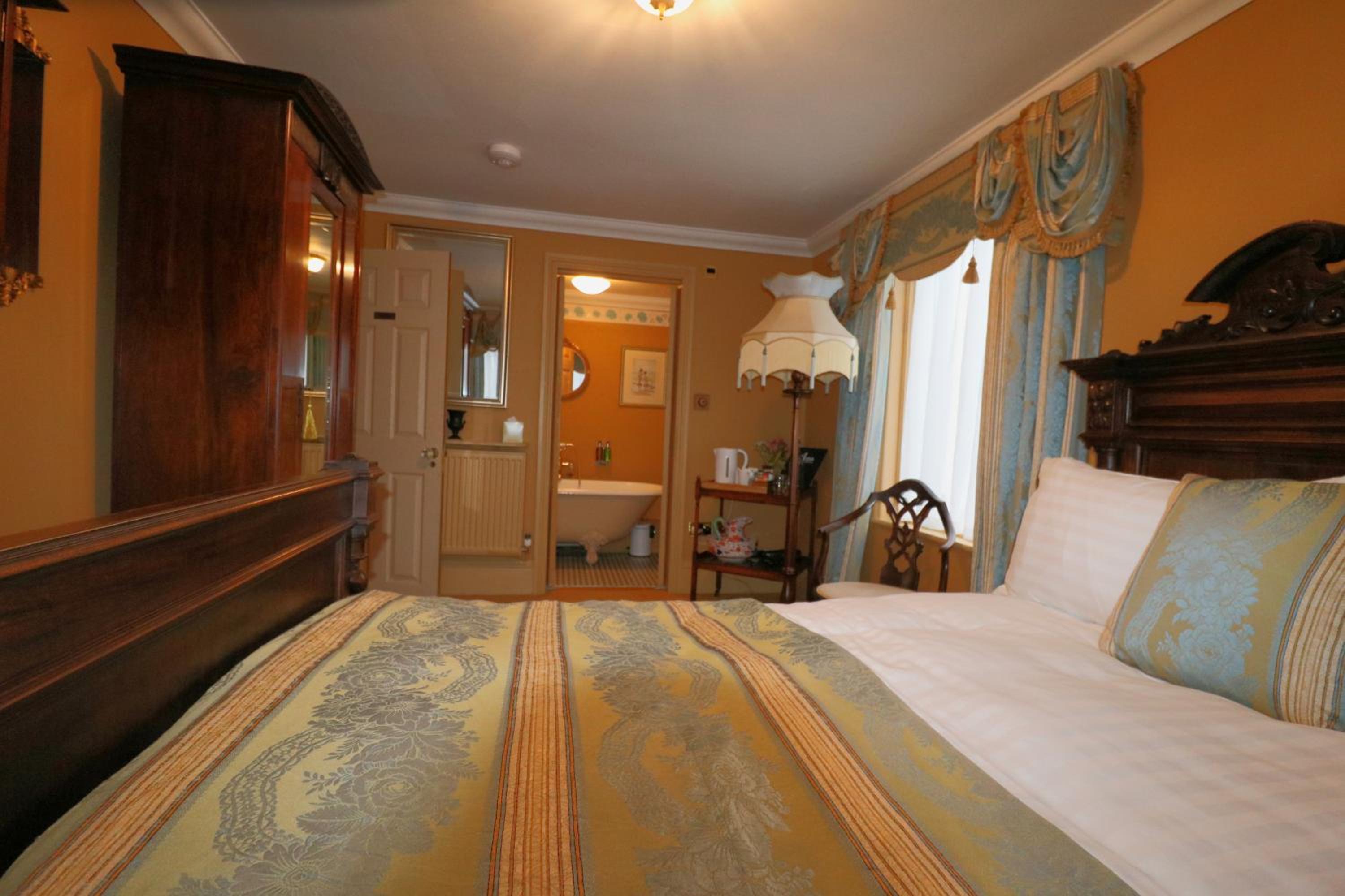 Deluxe Double Room with Bath - Photo 9