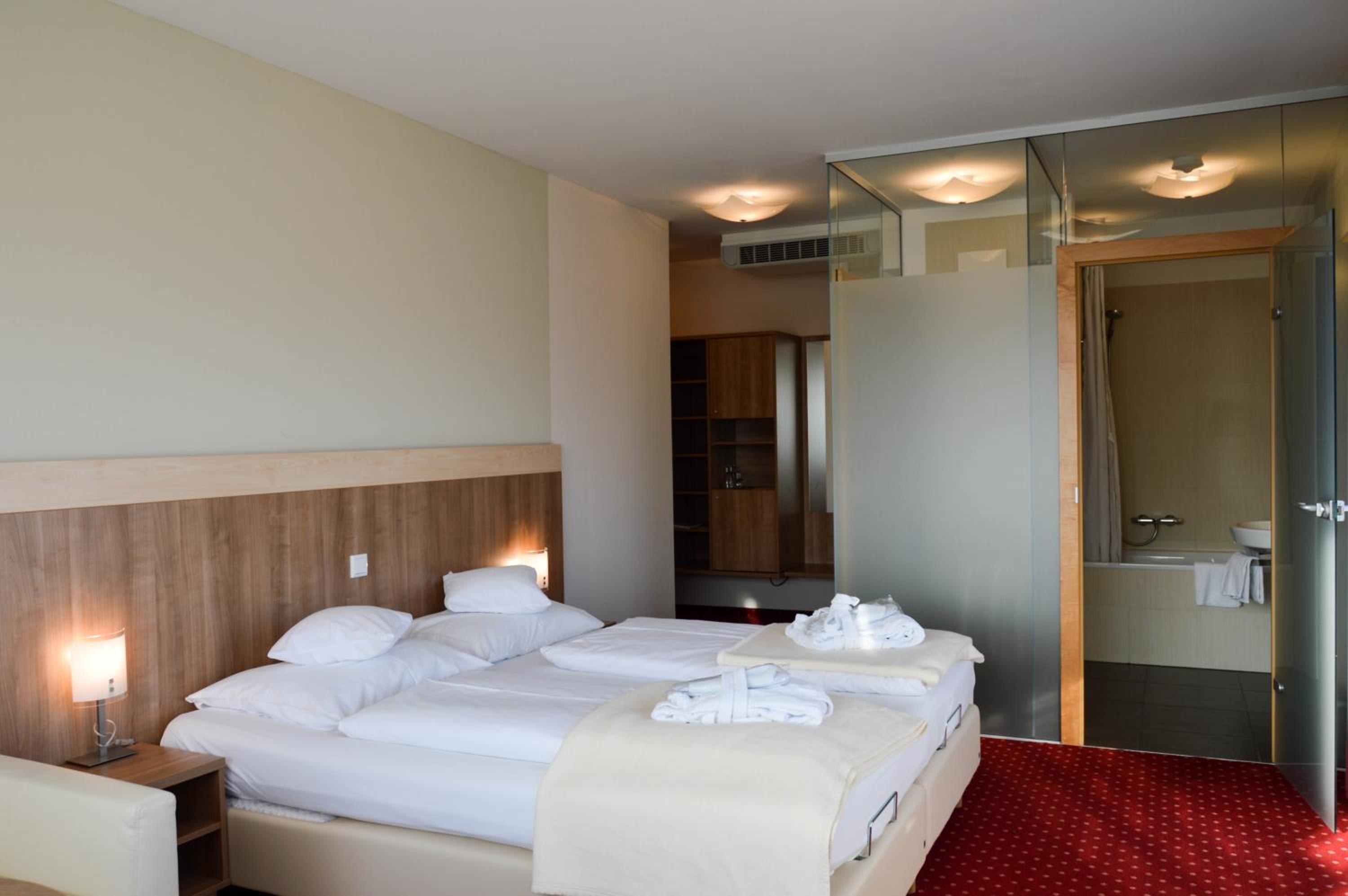Deluxe Double Room with Bath - Photo 3