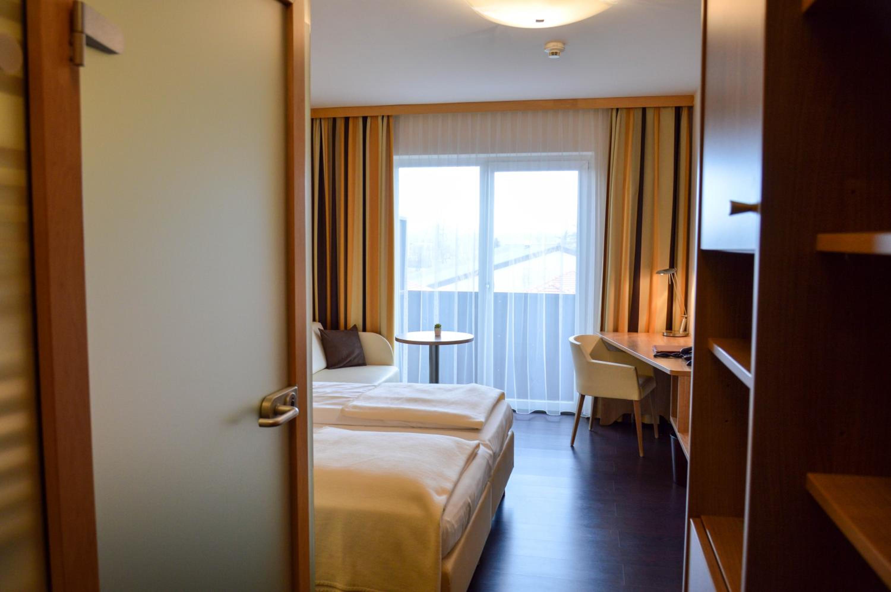 Double Room with Balcony - Photo 3