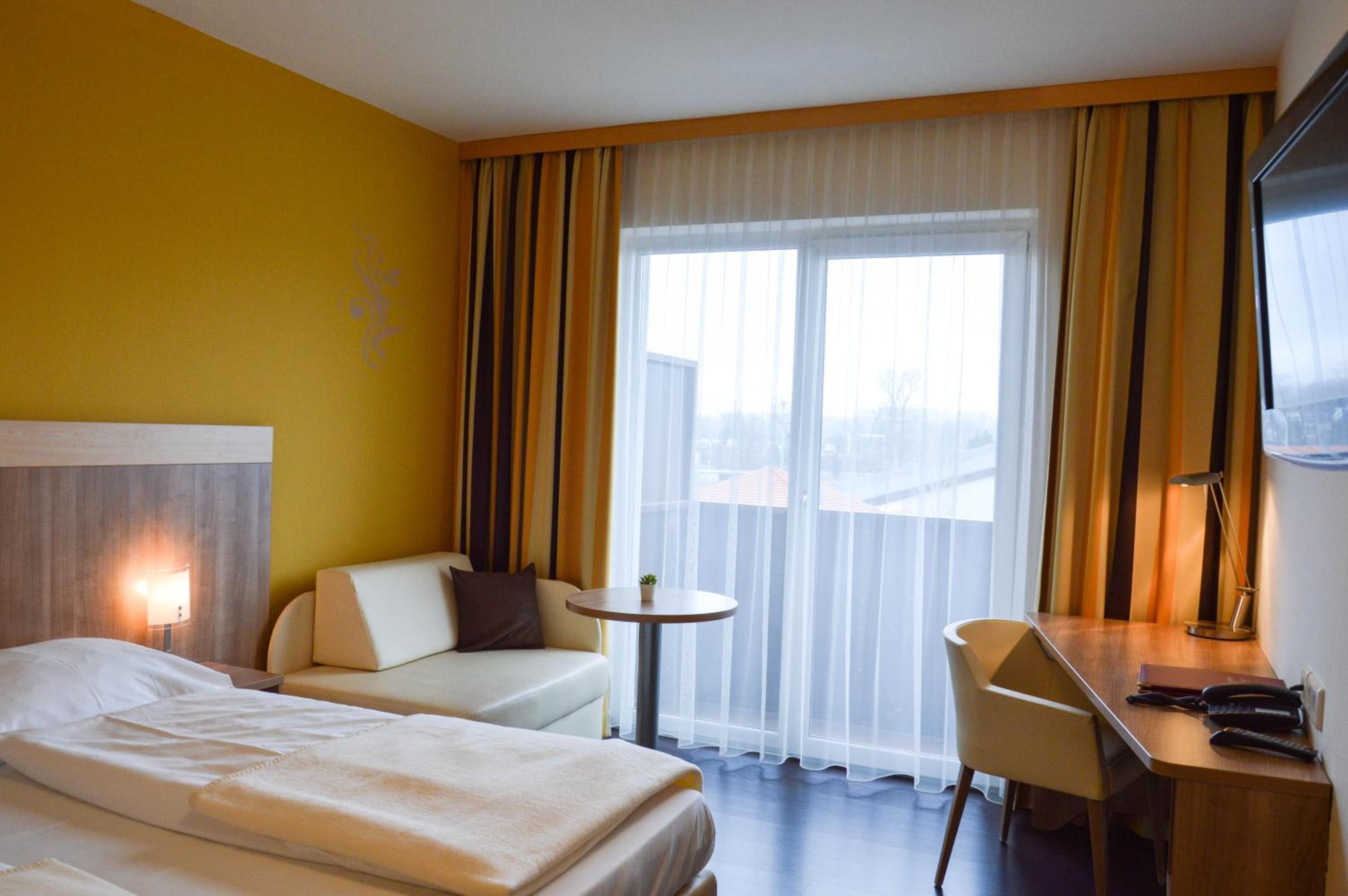 Double Room with Balcony - Photo 12