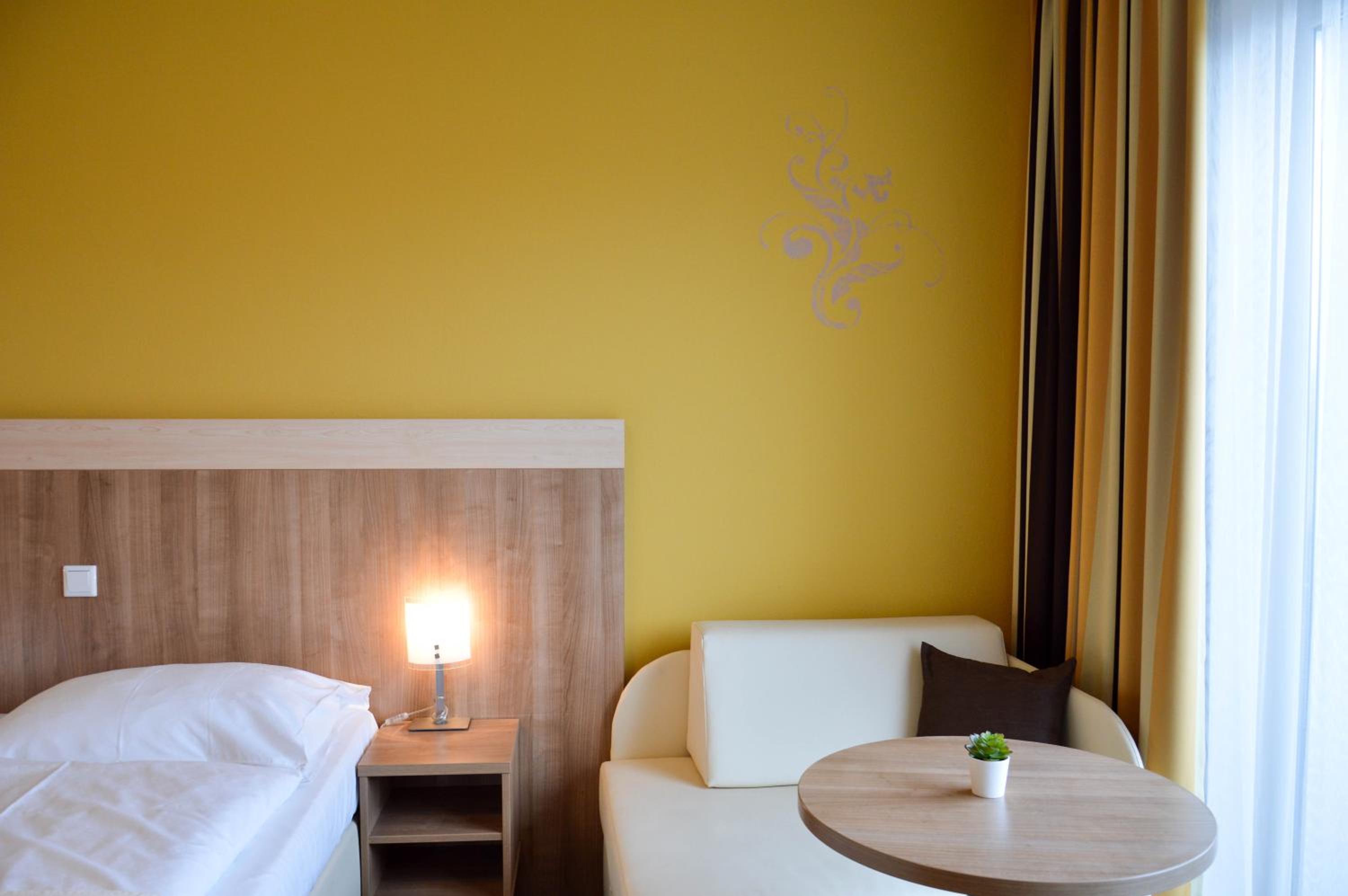 Double Room with Balcony - Photo 11