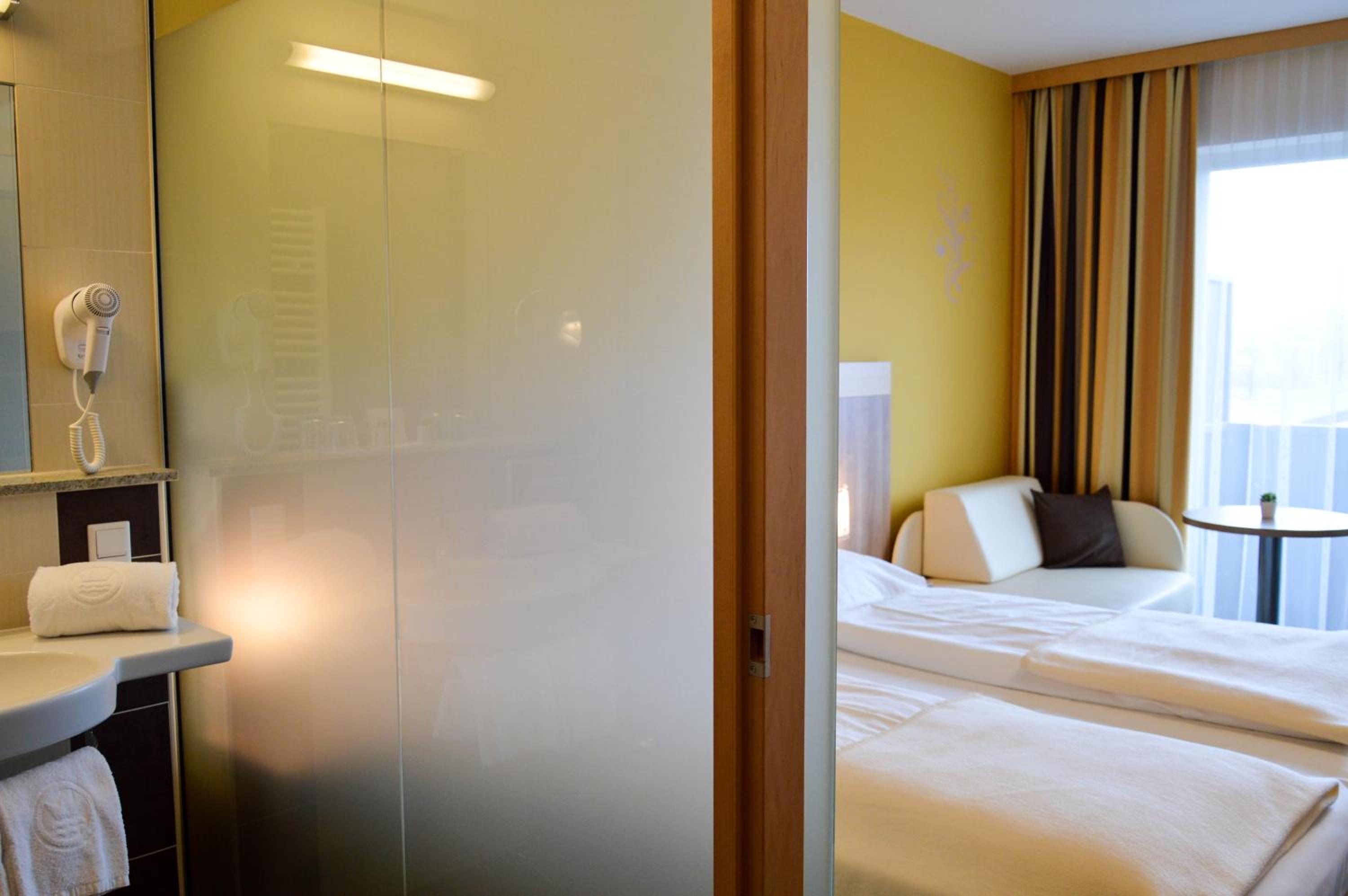 Double Room with Balcony - Photo 10