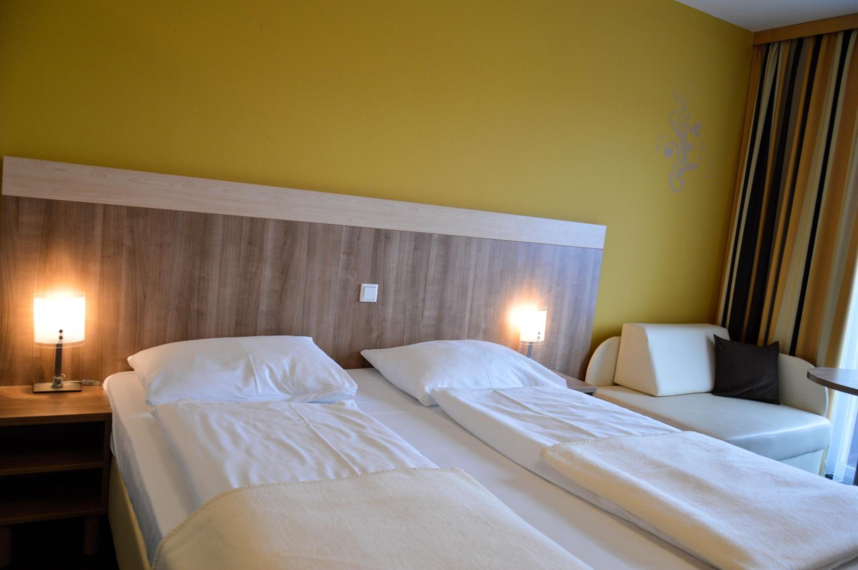 Double Room with Balcony - Photo 9