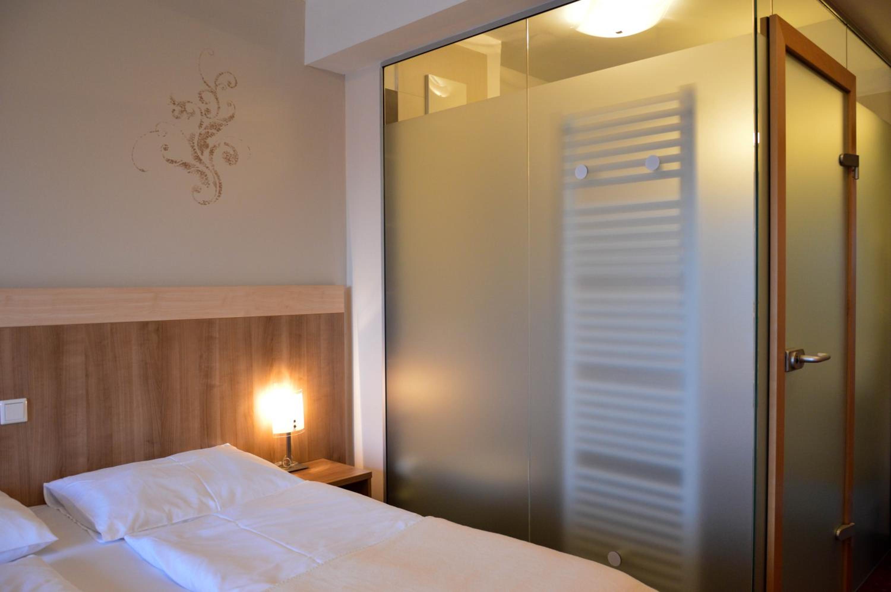 Double Room with Balcony - Photo 8