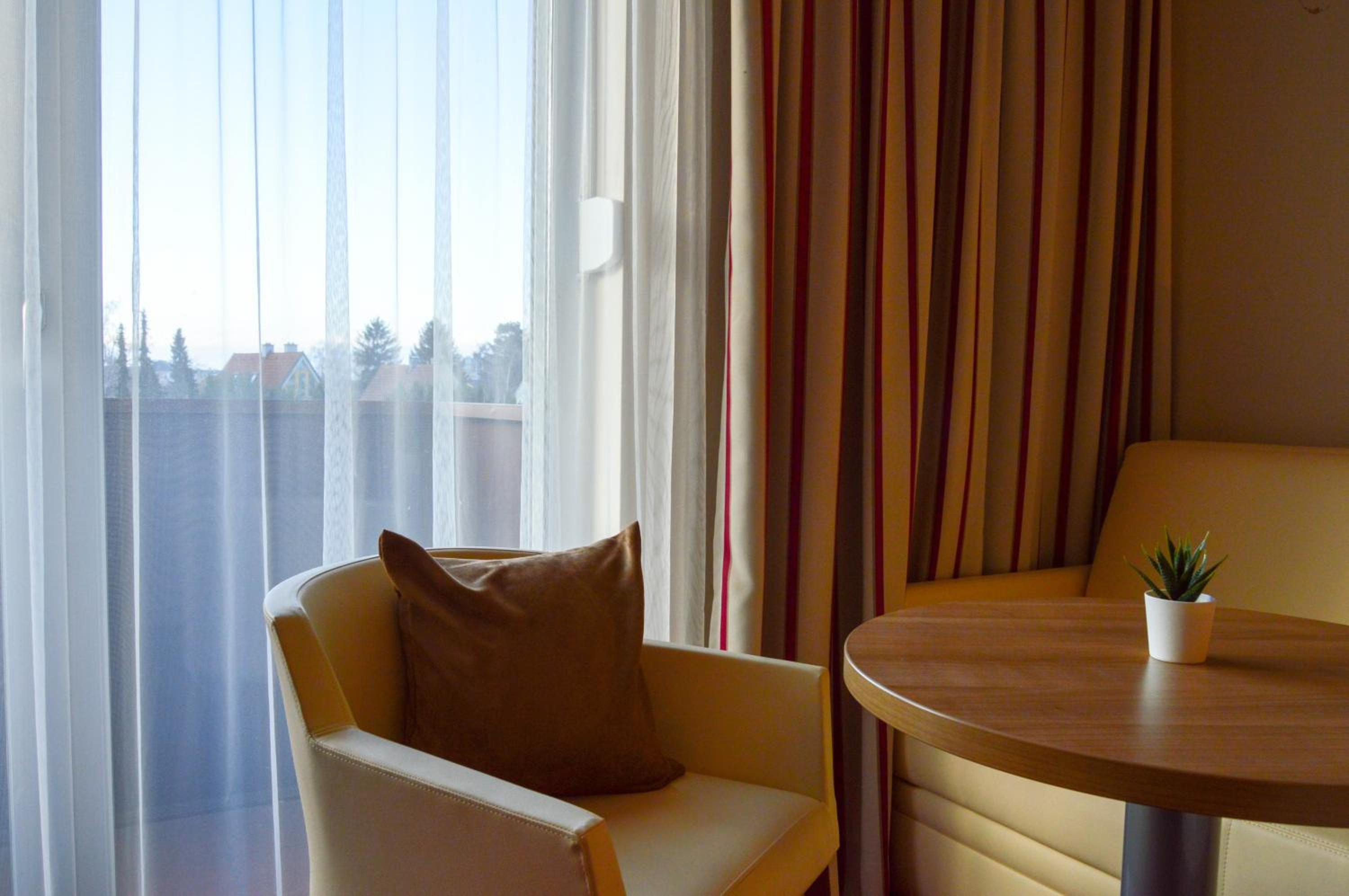 Deluxe Double Room with Bath - Photo 8
