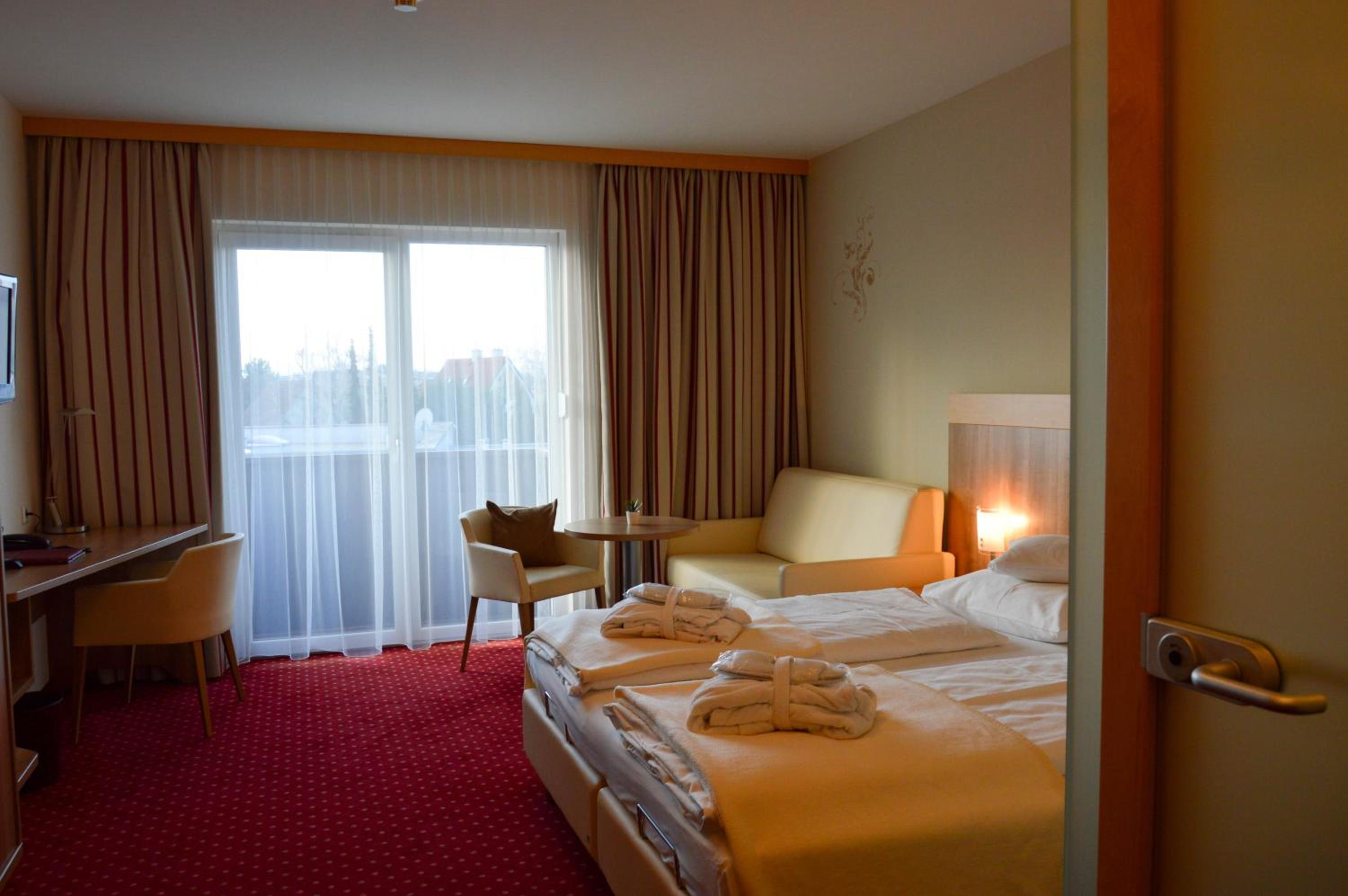 Deluxe Double Room with Bath - Photo 7