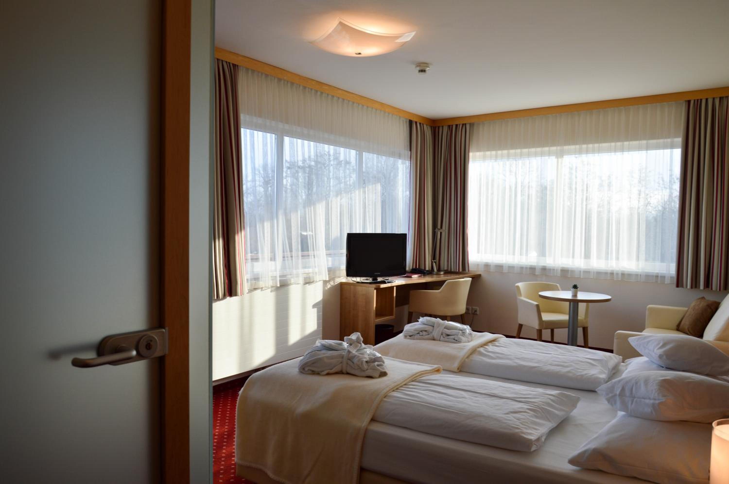 Deluxe Double Room with Bath - Photo 4