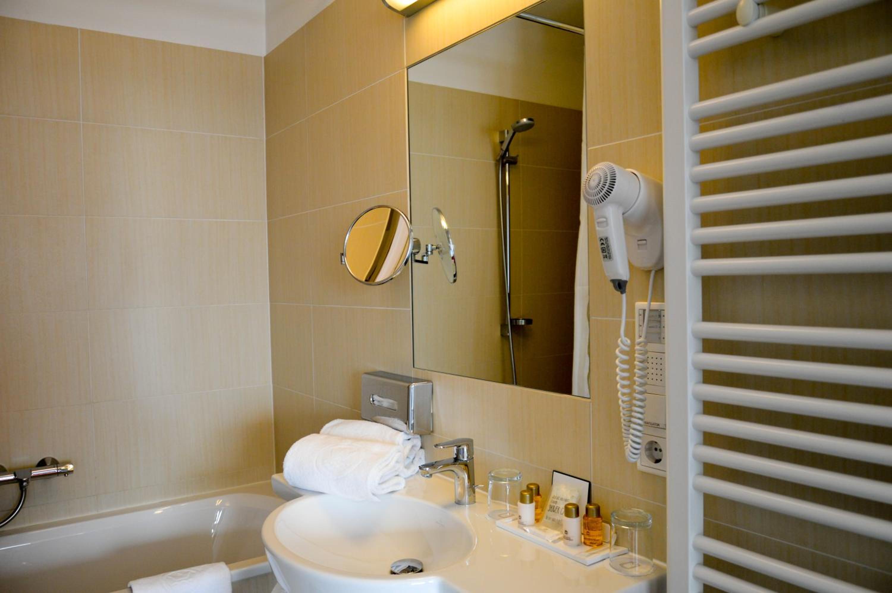 Deluxe Double Room with Bath - Photo 5