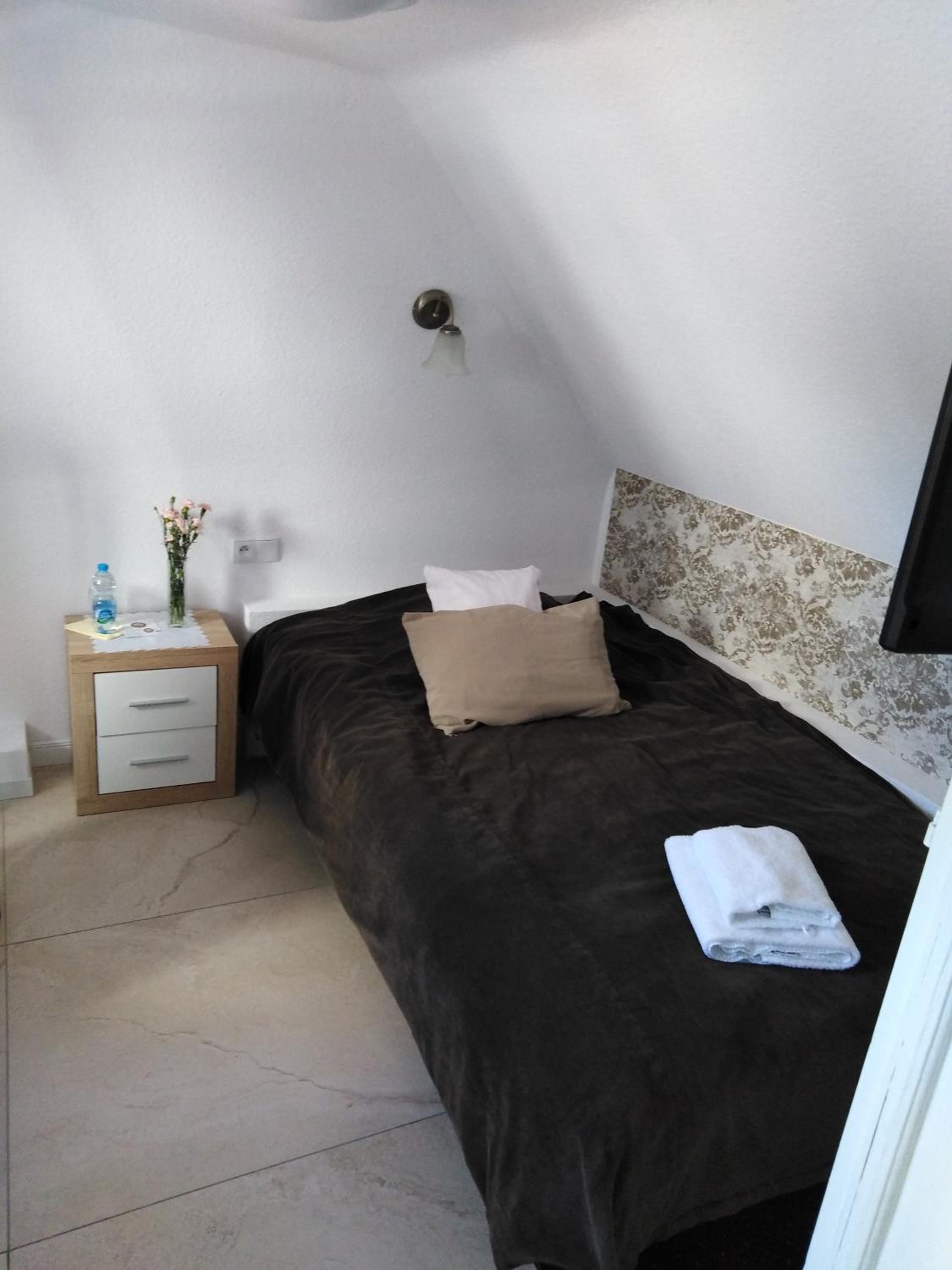 Single Room with Bath photo 2
