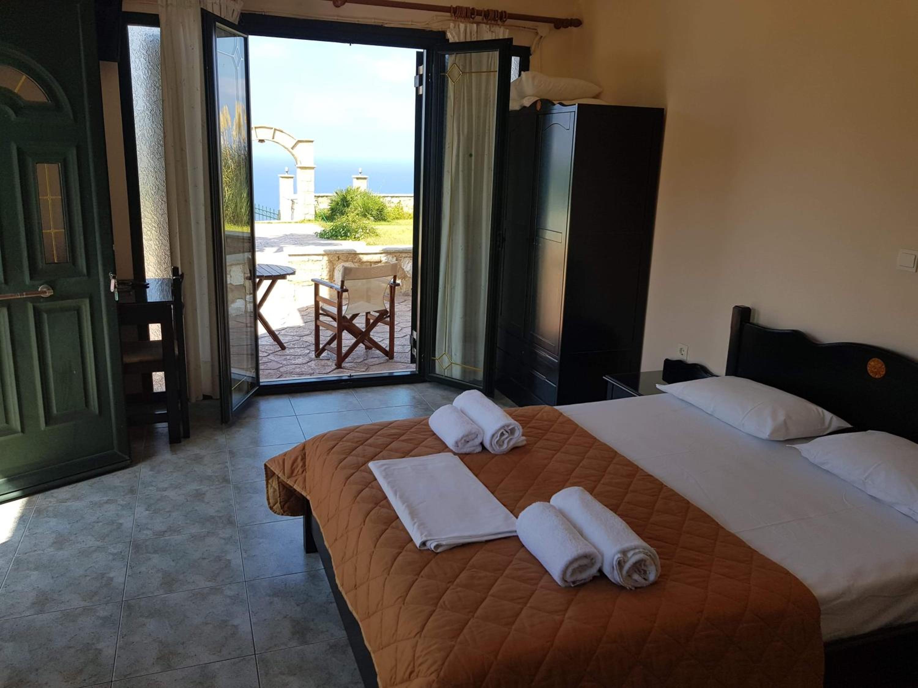 Double or Twin Room with Partial Sea View photo 1