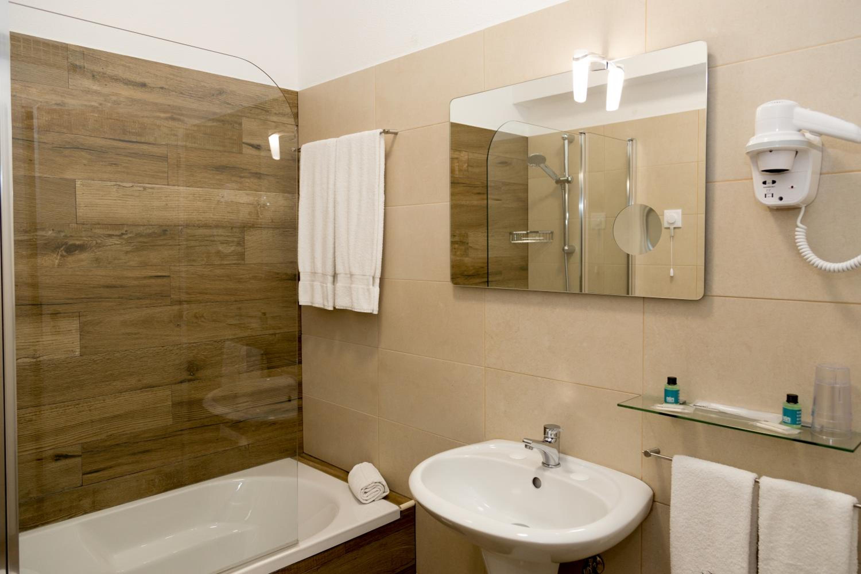 Twin Room with Garden View - Photo 6