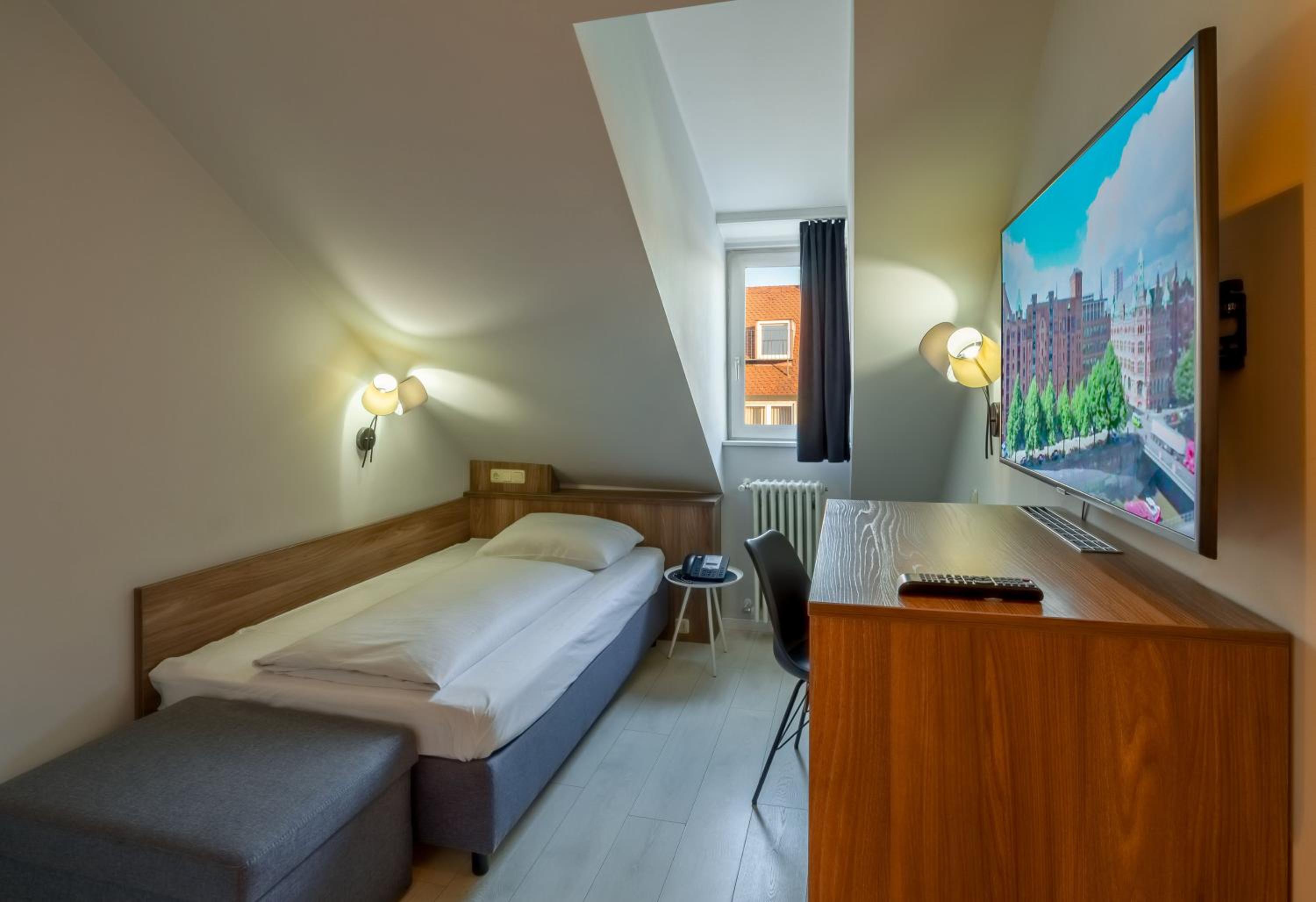 Single Room thumbnail 5